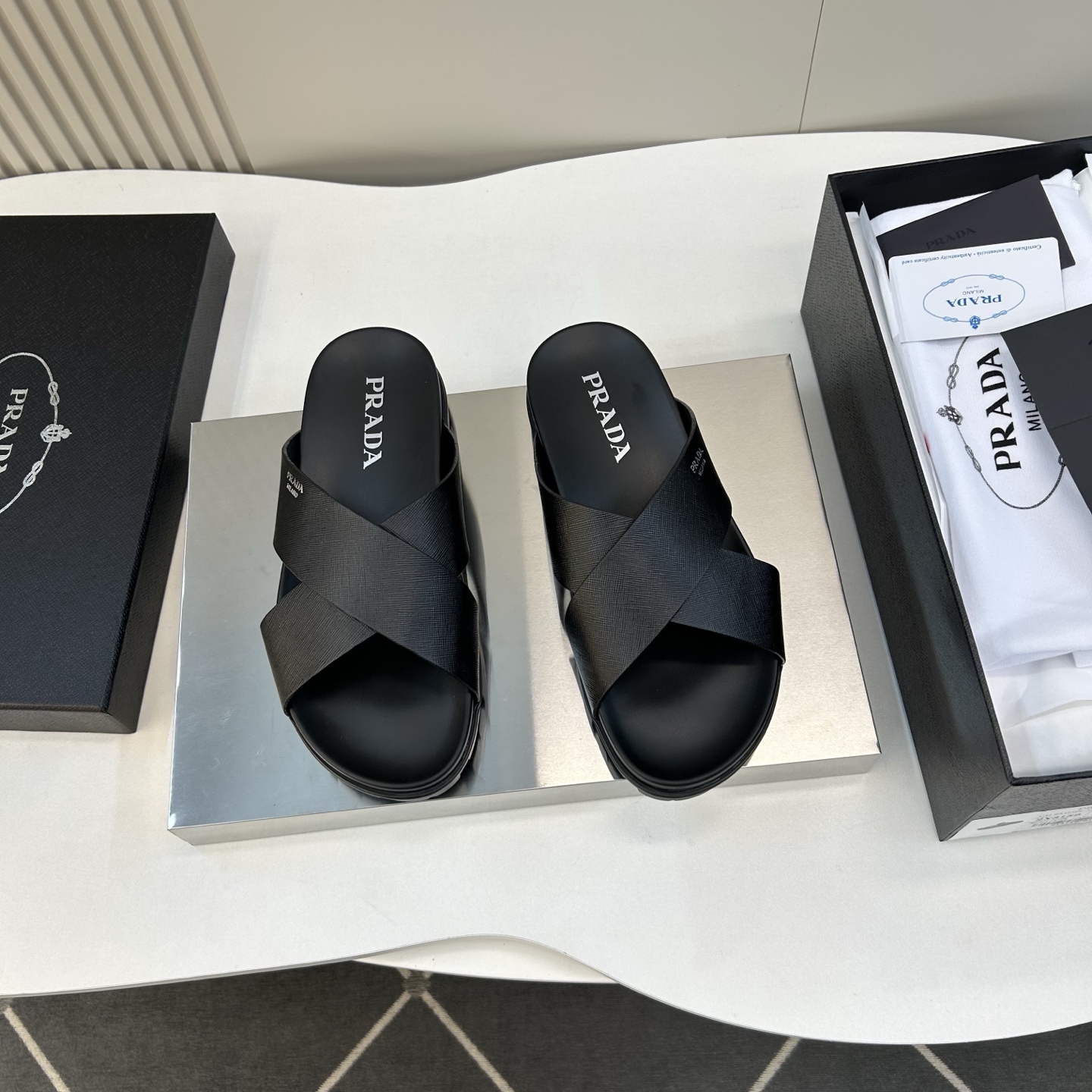 ⚠️【PRA＊A】⚠️男士精品拖鞋⚠️码数：39 －44(45．46订做)⚠️春夏最新款！经典简约男士拖