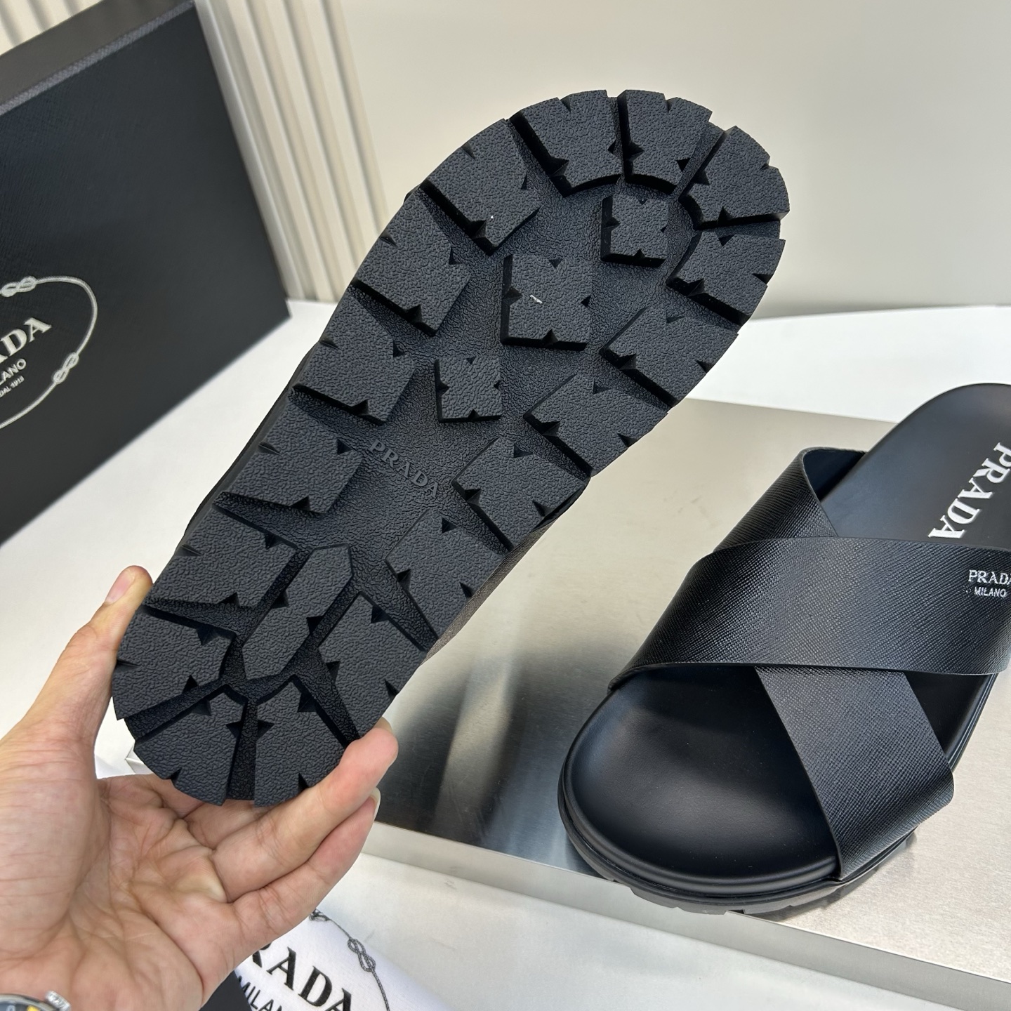 ⚠️【PRA＊A】⚠️男士精品拖鞋⚠️码数：39 －44(45．46订做)⚠️春夏最新款！经典简约男士拖