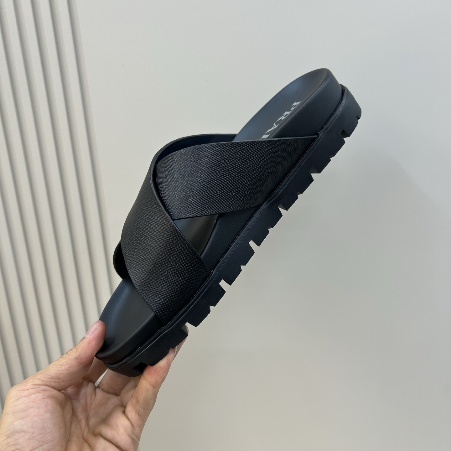 ⚠️【PRA＊A】⚠️男士精品拖鞋⚠️码数：39 －44(45．46订做)⚠️春夏最新款！经典简约男士拖