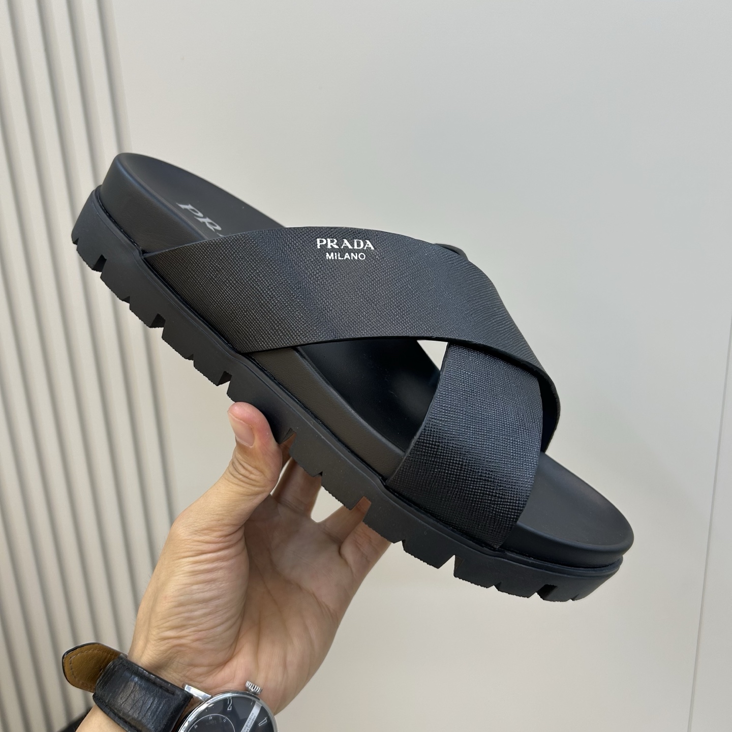 ⚠️【PRA＊A】⚠️男士精品拖鞋⚠️码数：39 －44(45．46订做)⚠️春夏最新款！经典简约男士拖
