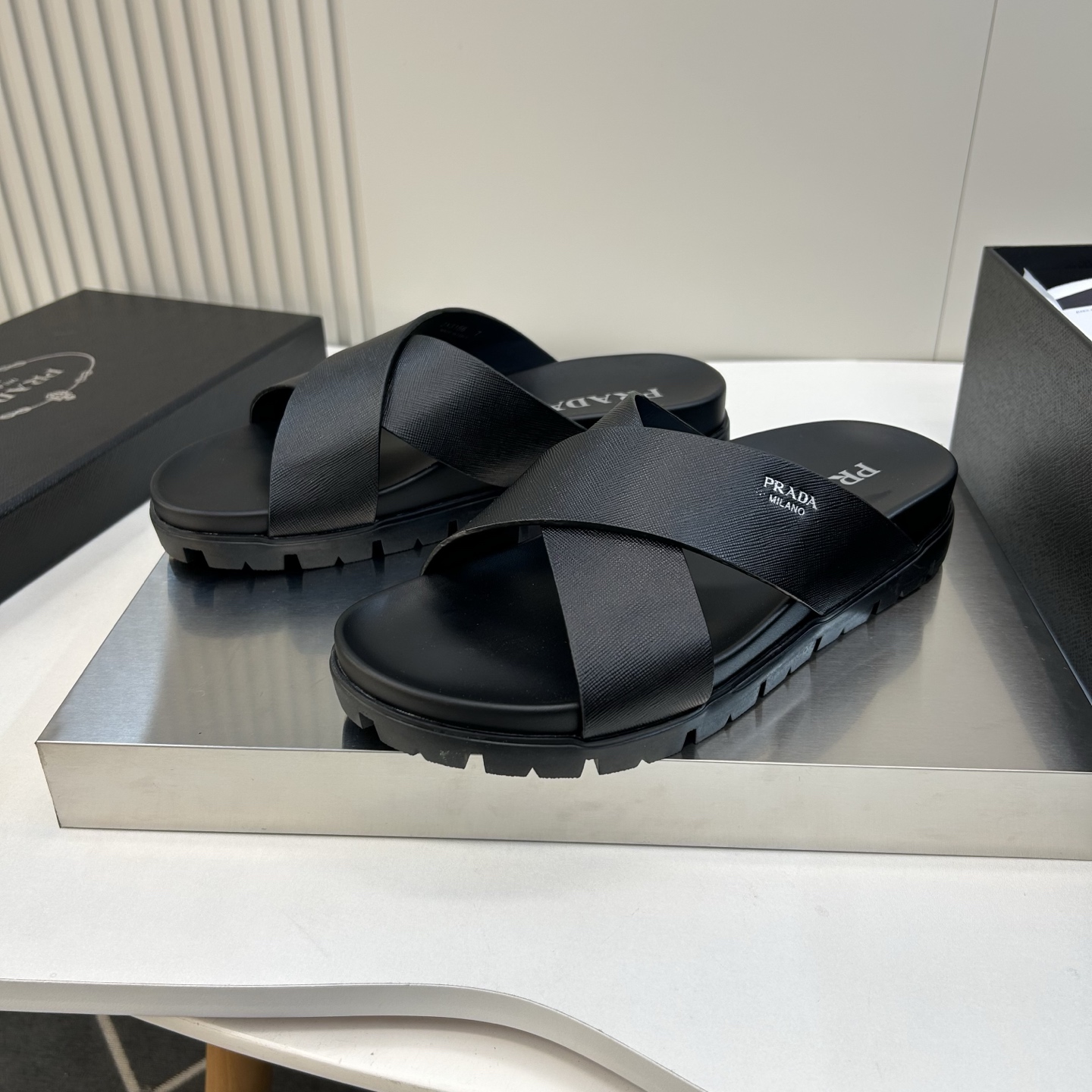 ⚠️【PRA＊A】⚠️男士精品拖鞋⚠️码数：39 －44(45．46订做)⚠️春夏最新款！经典简约男士拖