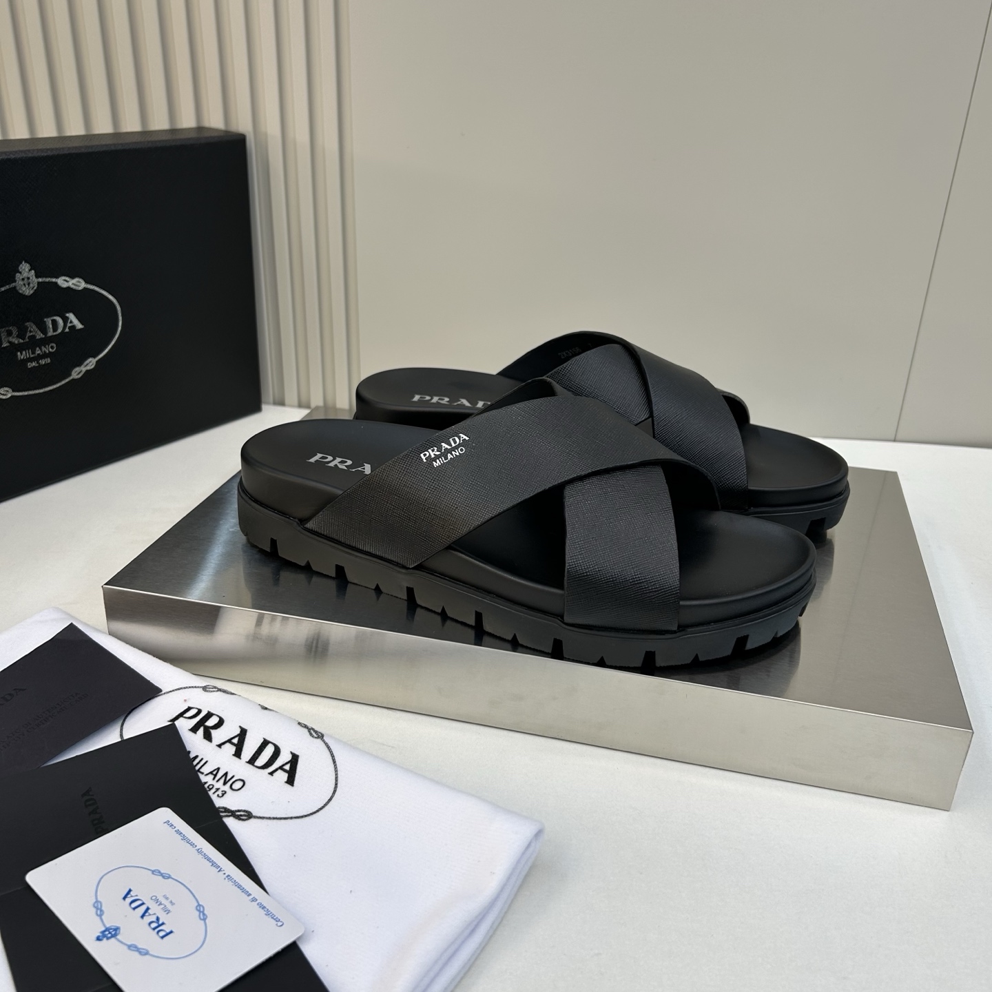 ⚠️【PRA＊A】⚠️男士精品拖鞋⚠️码数：39 －44(45．46订做)⚠️春夏最新款！经典简约男士拖