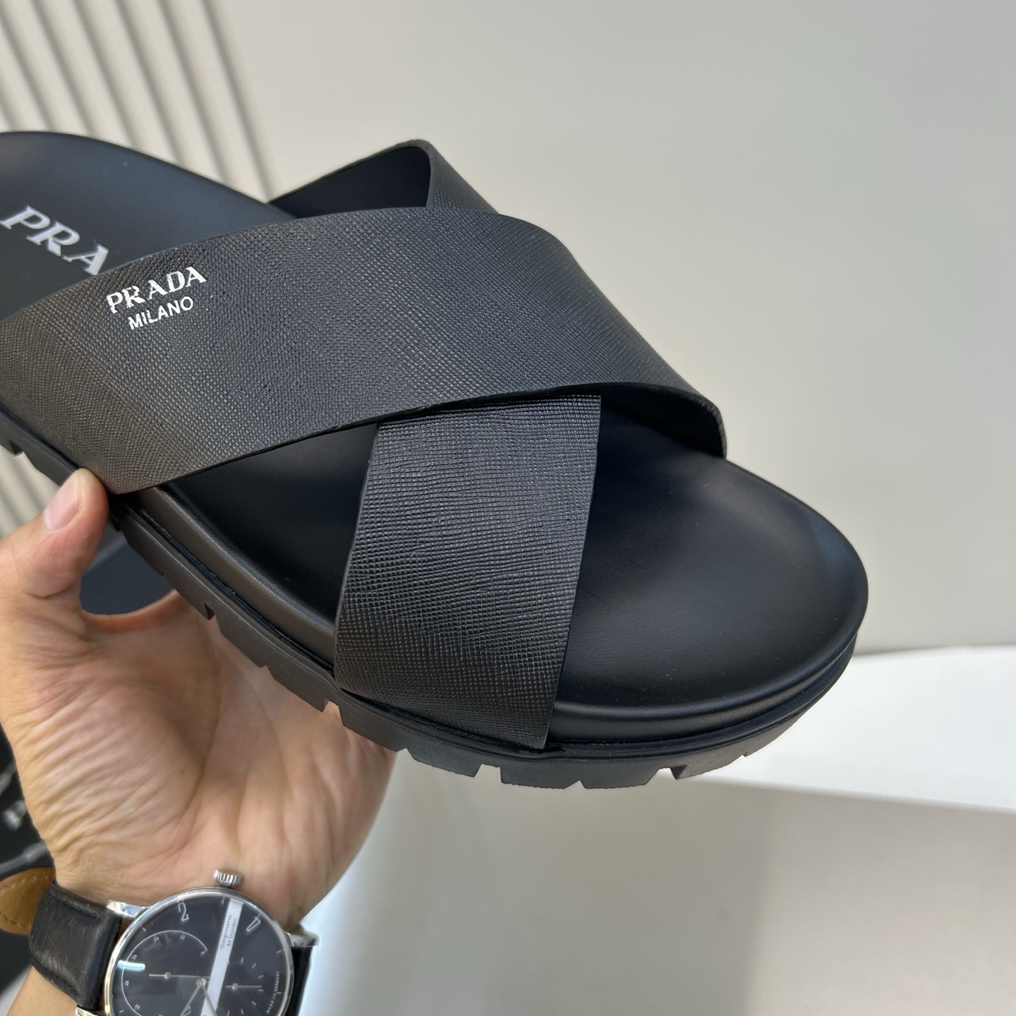 ⚠️【PRA＊A】⚠️男士精品拖鞋⚠️码数：39 －44(45．46订做)⚠️春夏最新款！经典简约男士拖