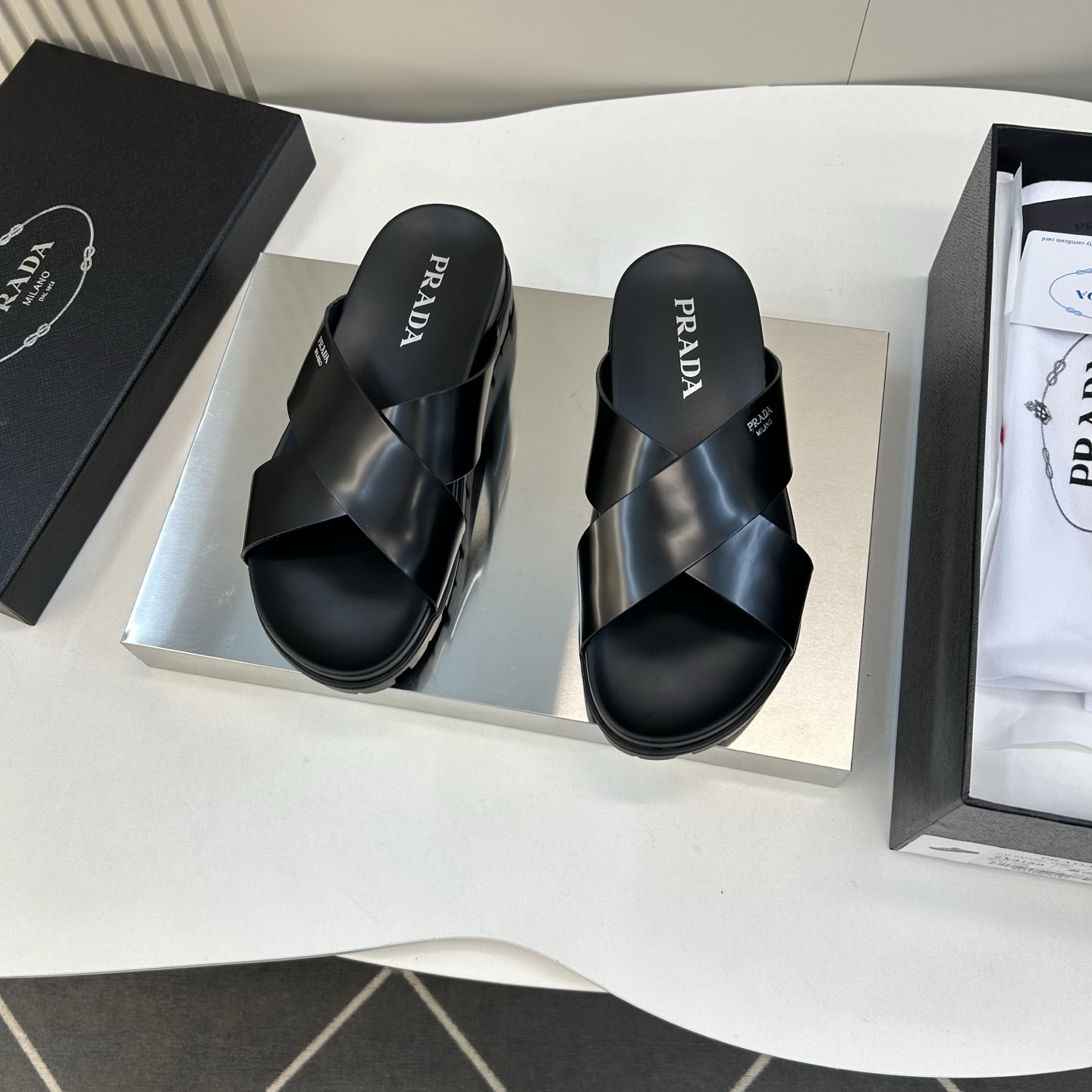 ⚠️【PRA＊A】⚠️男士精品拖鞋⚠️码数：39 －44(45．46订做)⚠️春夏最新款！经典简约男士拖