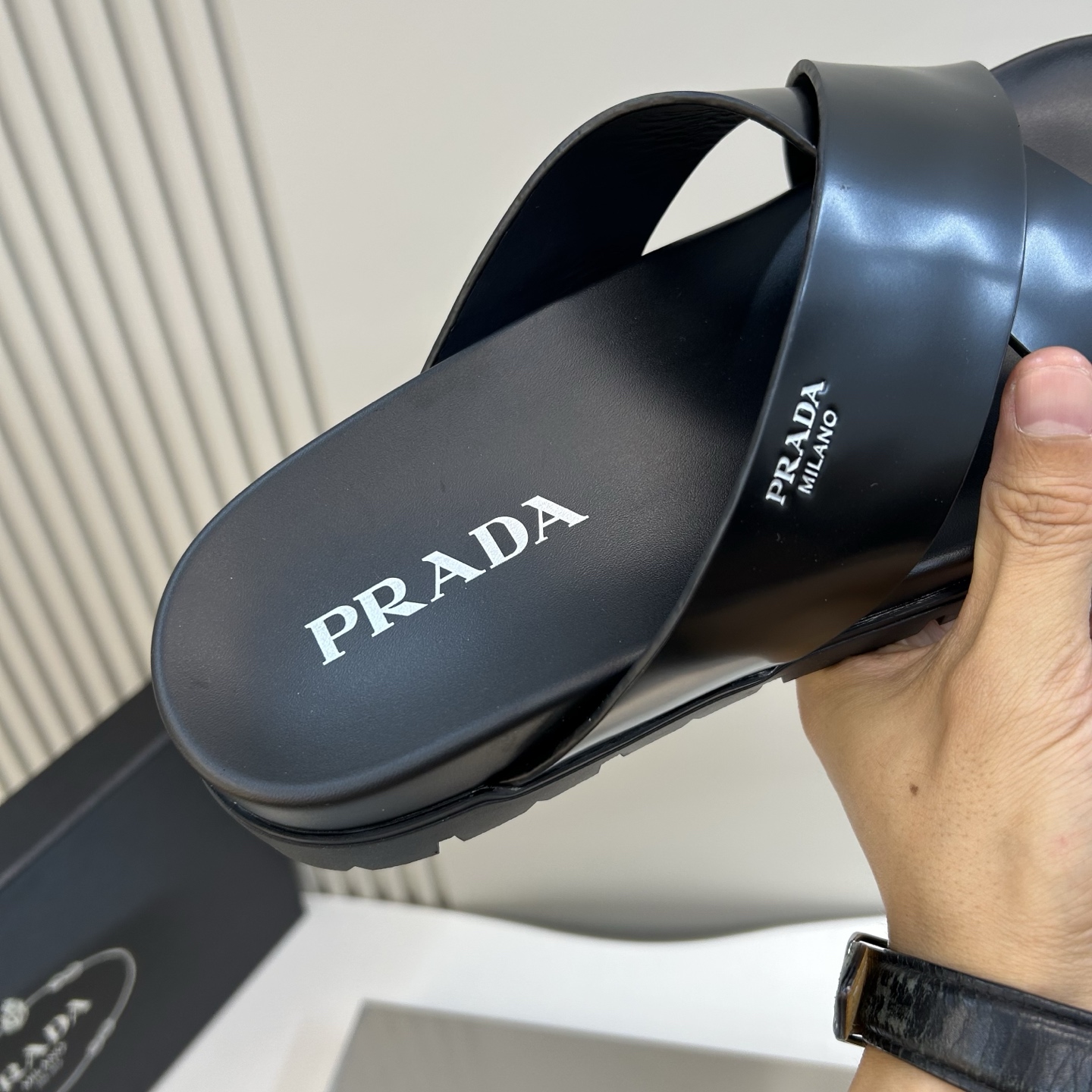 ⚠️【PRA＊A】⚠️男士精品拖鞋⚠️码数：39 －44(45．46订做)⚠️春夏最新款！经典简约男士拖