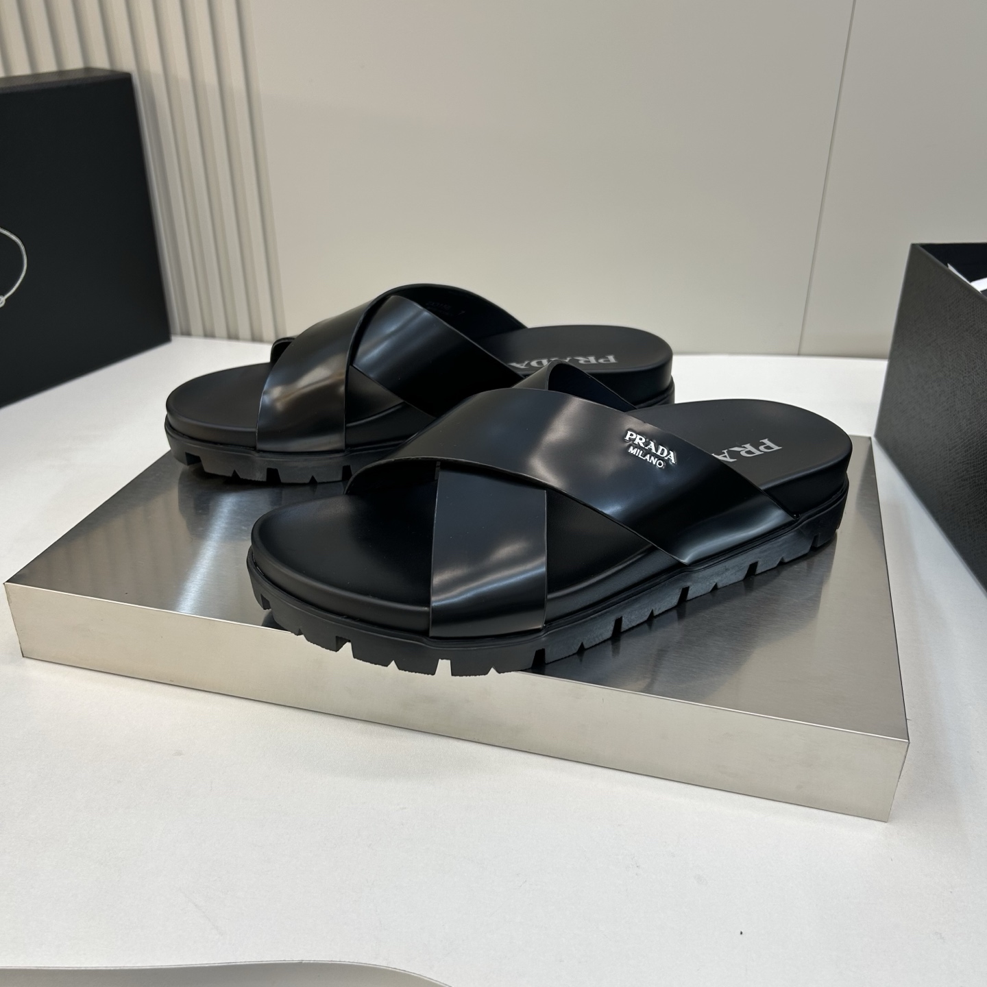 ⚠️【PRA＊A】⚠️男士精品拖鞋⚠️码数：39 －44(45．46订做)⚠️春夏最新款！经典简约男士拖