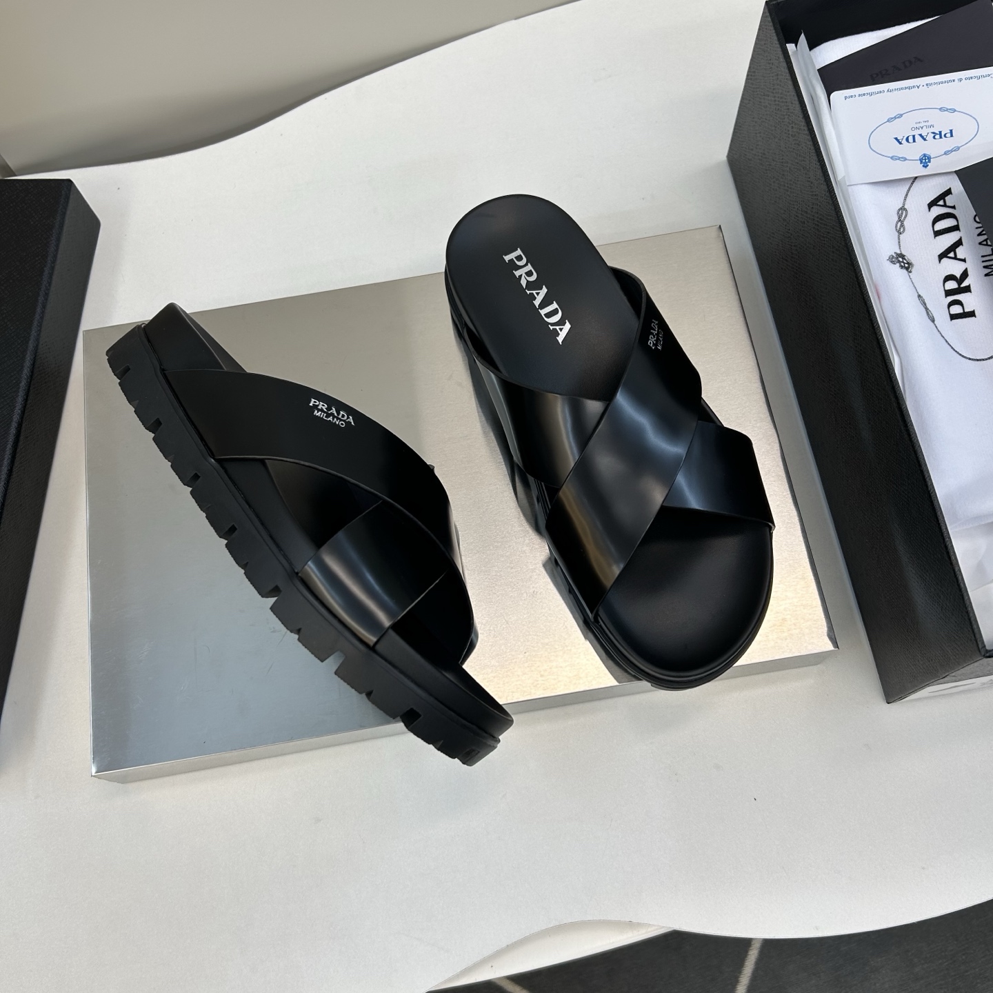 ⚠️【PRA＊A】⚠️男士精品拖鞋⚠️码数：39 －44(45．46订做)⚠️春夏最新款！经典简约男士拖
