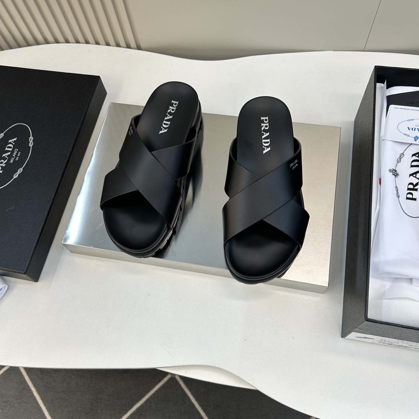 ⚠️【PRA＊A】⚠️男士精品拖鞋⚠️码数：39 －44(45．46订做)⚠️春夏最新款！经典简约男士拖