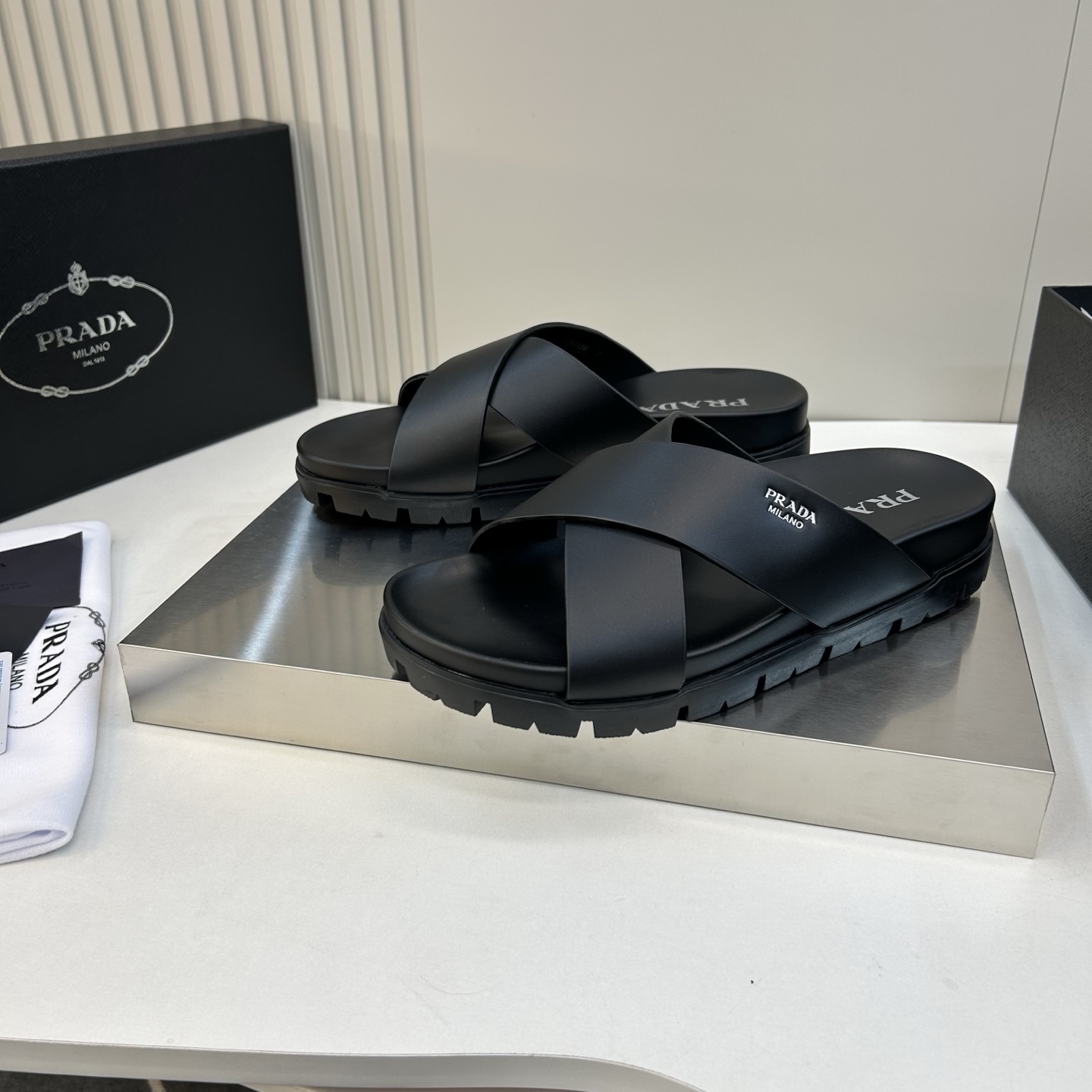 ⚠️【PRA*A】⚠️男士精品拖鞋⚠️码数:39 -44(45.46订做)⚠️春夏最新款!经典简约男士拖 ⚠️【PRA*A】⚠️男士精品拖鞋⚠️码数:39 -44(45.46订做)⚠️春夏最新款!经典简约男士拖