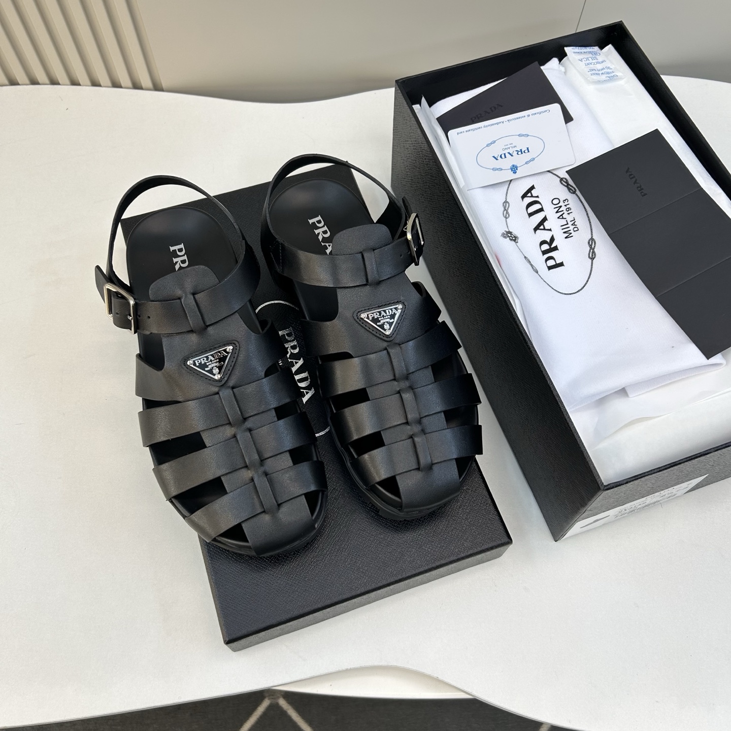 ⚠️【PRA＊A】⚠️男士精品凉鞋⚠️码数：39 －44(45．46订做)⚠️春夏最新款！经典简约男士凉