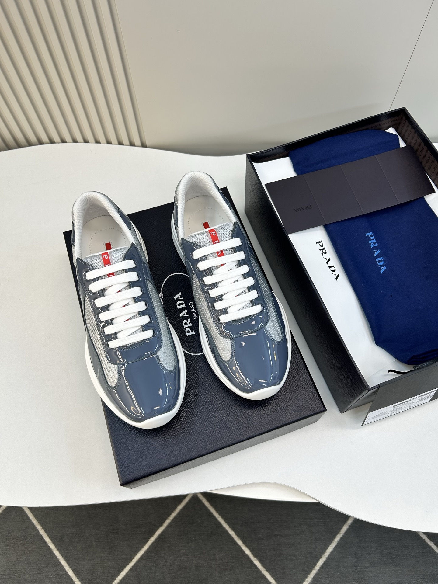 NO:931451,[PRA＊] High quality, four-season sports style, men's sports style, regular size 39 to 44 (5-10), classic and never goes out of style!  Exclusive high quality!  Upgraded lightweight version!  Classic sports model for all seasons!  Classic brand red stripe logo design!  Top coated leather with imported waterproof nylon, breathable mesh lining with full calfskin padding, and full latex feet!  Original TR lightweight material outsole!  goods!  Quality: Look closely at the detailed pictures, the texture is super strong!  But 11 can withstand various tests!  38, 45, 46 customized, non-refundable, prada, cowhide19860909【PRA＊】 高品质,四季运动款 男士运动款 正码39一44(5－10） 经典永不过时！独家高品！升级版轻量化！四季经典运动款！经典品牌红条徽标设计！面漆面皮配进口防水尼龙,内里透气网附垫全小牛皮,全乳胶垫脚！原版T R轻量化材质大底！货！品质细看细节图,质感超强！可11经得起各种考验！38,45,46定做不退换,,prada,cowhide,Men's shoes