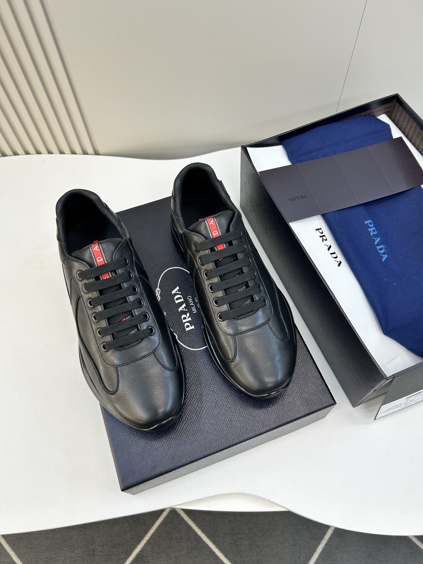 NO:931463,[PRA＊] High quality, four-season sports style, men's sports style, regular size 39 to 44 (5-10), classic and never goes out of style!  Exclusive high quality!  Upgraded lightweight version!  Classic sports model for all seasons!  Classic brand red stripe logo design!  Full calfskin cover, full calfskin lining, and full latex feet!  Original TR lightweight material outsole!  goods!  Quality: Look closely at the detailed pictures, the texture is super strong!  But 11 can withstand various tests!  38, 45, 46 customized, non-refundable, prada, cowhide19860909【PRA＊】 高品质,四季运动款 男士运动款 正码39一44(5－10） 经典永不过时！独家高品！升级版轻量化！四季经典运动款！经典品牌红条徽标设计！面全小牛皮,内里全小牛皮,全乳胶垫脚！原版T R轻量化材质大底！货！品质细看细节图,质感超强！可11经得起各种考验！38,45,46定做不退换,,prada,cowhide,Men's shoes