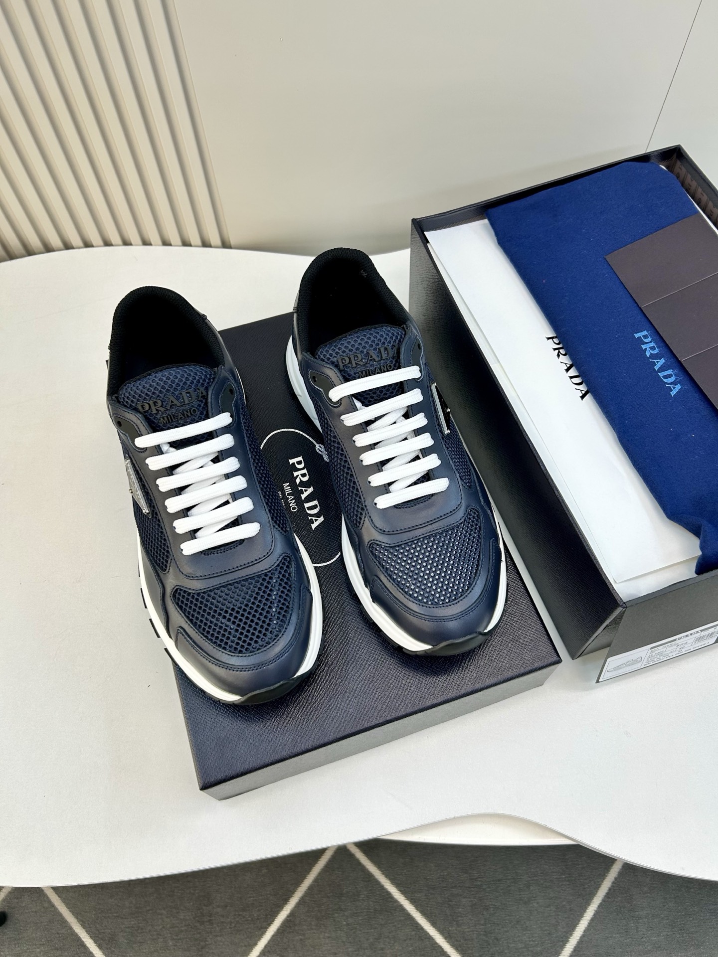 NO:931474,[PRA＊] High quality, sports style, men's sports style, regular size 39 to 44 (5-10) P family's classic summer exclusive sports style!  Classic brand triangle logo design!  Breathable series for spring and summer!  Calfskin top with breathable mesh, breathable mesh inside + calfskin pads, full latex feet!  Original TR lightweight material outsole!  goods!  Quality: Look closely at the detailed pictures, the texture is super strong!  But 11 can withstand various tests!  38, 45, 46 customized, non-refundable, prada, cowhide19860909【PRA＊】 高品质,运动款 男士运动款 正码39一44(5－10） P家经典夏季专属运动新款！经典品牌三角徽标设计！春夏透气系列！面小牛皮配单运透气网,内里透气网+小牛皮附垫,全乳胶垫脚！原版T R轻量化材质大底！货！品质细看细节图,质感超强！可11经得起各种考验！38,45,46定做不退换,,prada,cowhide,Men's shoes