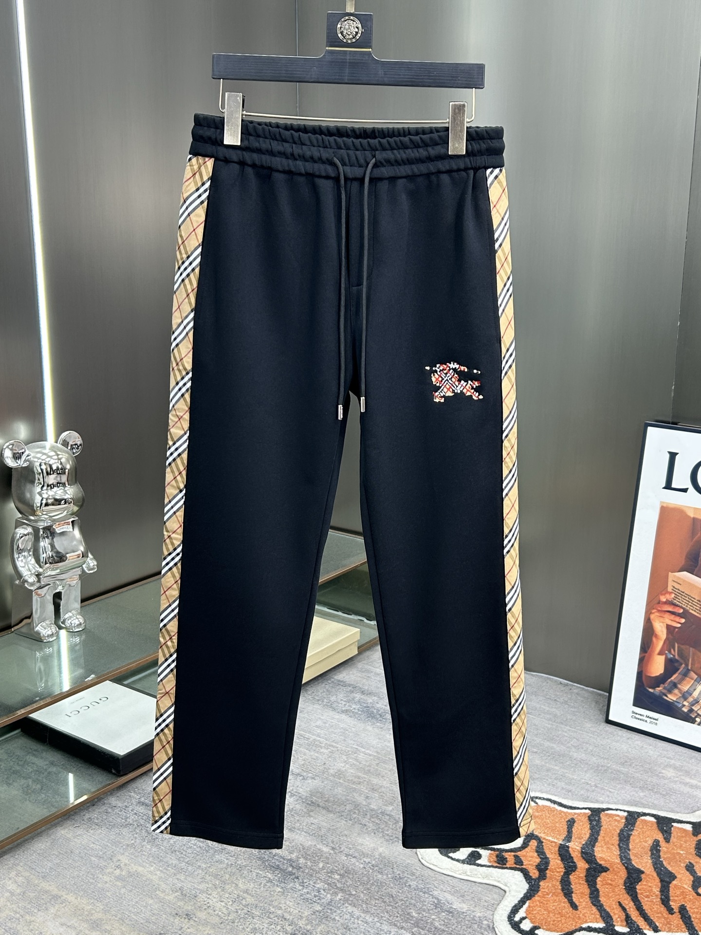 NO:681805,Burberry BBR 2025 new autumn and winter casual pants (Jindian three-dimensional embroidery positioning LOGO custom hardware) high-end version, counter custom fabrics with high breathability and comfort, impeccable details, brand element design concept, reflecting high quality. It feels delicate and soft!  It presents a casual cut and the upper body shape is awesome!  Color black white Size M-3XL, burberry,19860909巴宝莉 BBR 2025秋冬新款休闲裤（金典立体刺绣定位LOGO 定制五金）高端版本,专柜定制面料 透气舒适度高,细节无可挑剔,品牌元素设计理念,体现高品质.手感细腻柔软！呈现休闲裁剪,上身版型超赞！ 颜色黑 白 码数M-3XL,,burberry,,Men's clothing