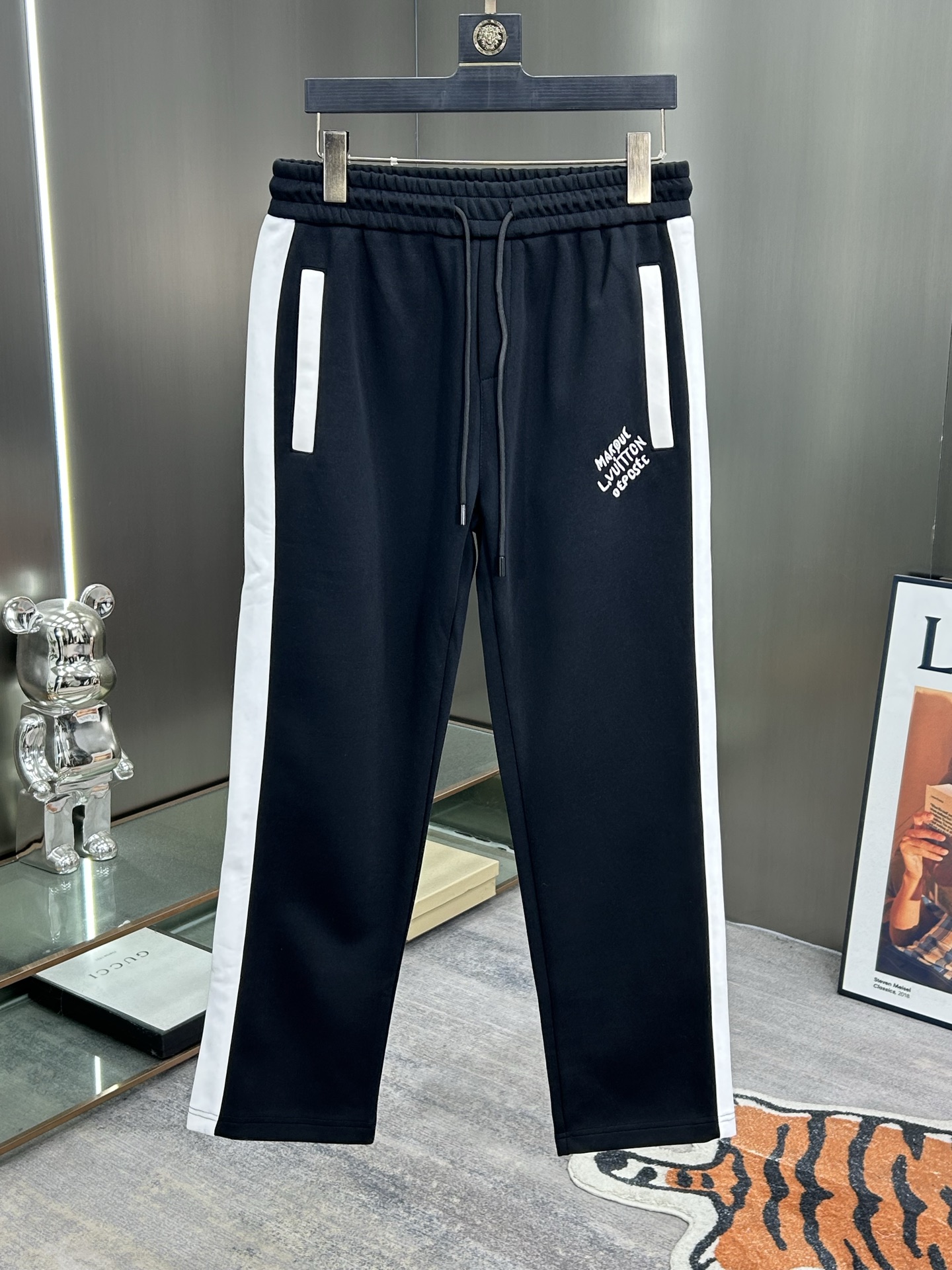 NO:681807,LV Lujia 2025 new autumn and winter casual pants (Jindian three-dimensional embroidery positioning LOGO custom hardware) high-end version, counter custom fabrics with high breathability and comfort, impeccable details, brand element design concept, reflecting high quality. It feels delicate and soft!  It presents a casual cut and the upper body shape is awesome!  Color black sapphire blue Size M-3XL,,louis vuitton,louis vuitton,louis vuitton,19860909LV 驴家 2025秋冬新款休闲裤（金典立体刺绣定位LOGO 定制五金）高端版本,专柜定制面料 透气舒适度高,细节无可挑剔,品牌元素设计理念,体现高品质.手感细腻柔软！呈现休闲裁剪,上身版型超赞！ 颜色黑 宝蓝 码数M-3XL,,louis vuitton,louis vuitton,louis vuitton,,Men's clothing