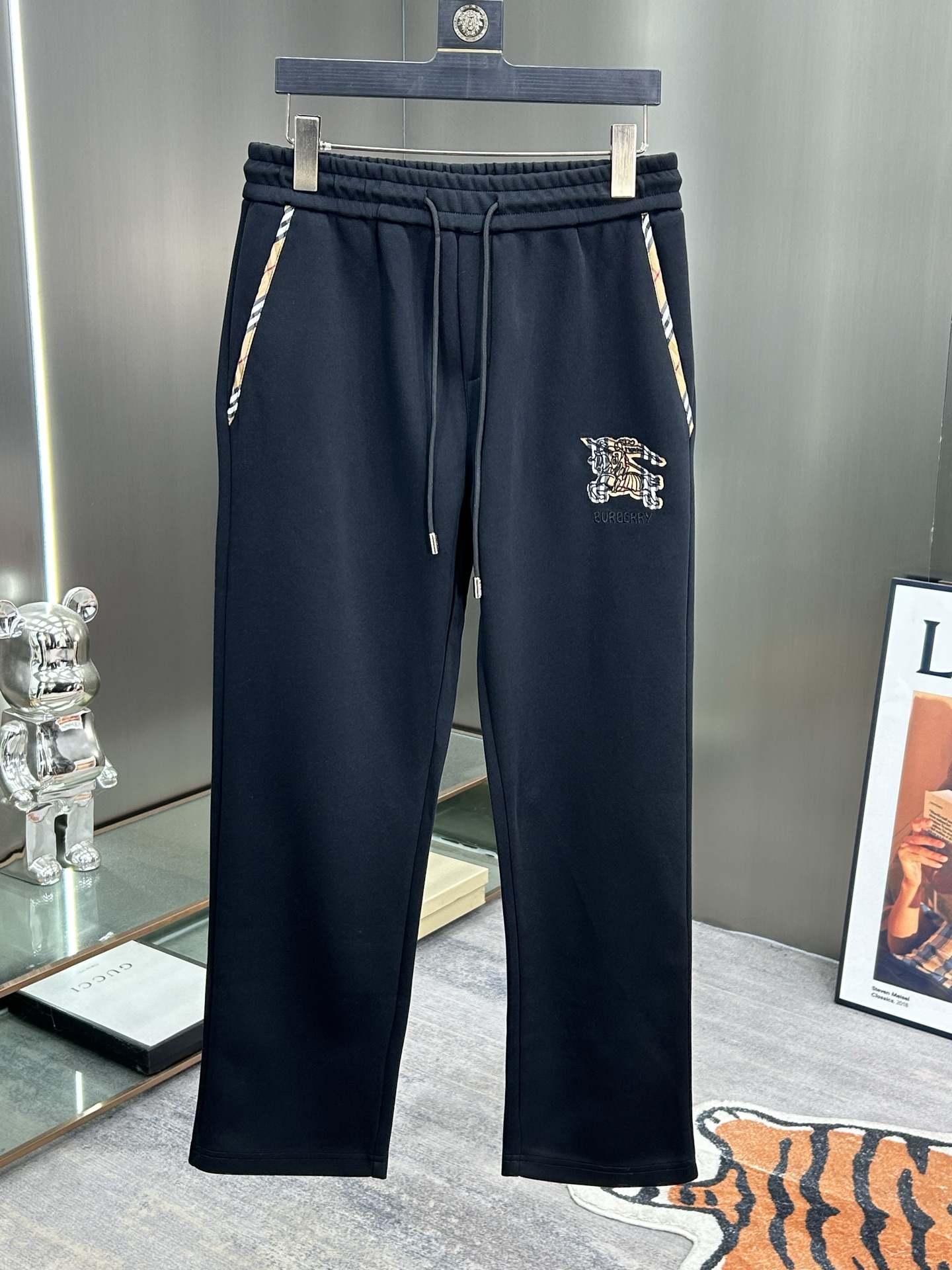 NO:681809,Burberry BBR 2025 new autumn and winter casual pants (Jindian three-dimensional embroidery positioning LOGO custom hardware) high-end version, counter custom fabrics with high breathability and comfort, impeccable details, brand element design concept, reflecting high quality. It feels delicate and soft!  It presents a casual cut and the upper body shape is awesome!  Color Black Royal Blue White Size M-3XL,,burberry,19860909巴宝莉 BBR 2025秋冬新款休闲裤（金典立体刺绣定位LOGO 定制五金）高端版本,专柜定制面料 透气舒适度高,细节无可挑剔,品牌元素设计理念,体现高品质.手感细腻柔软！呈现休闲裁剪,上身版型超赞！ 颜色黑 宝蓝 白 码数M-3XL,,burberry,,Men's clothing