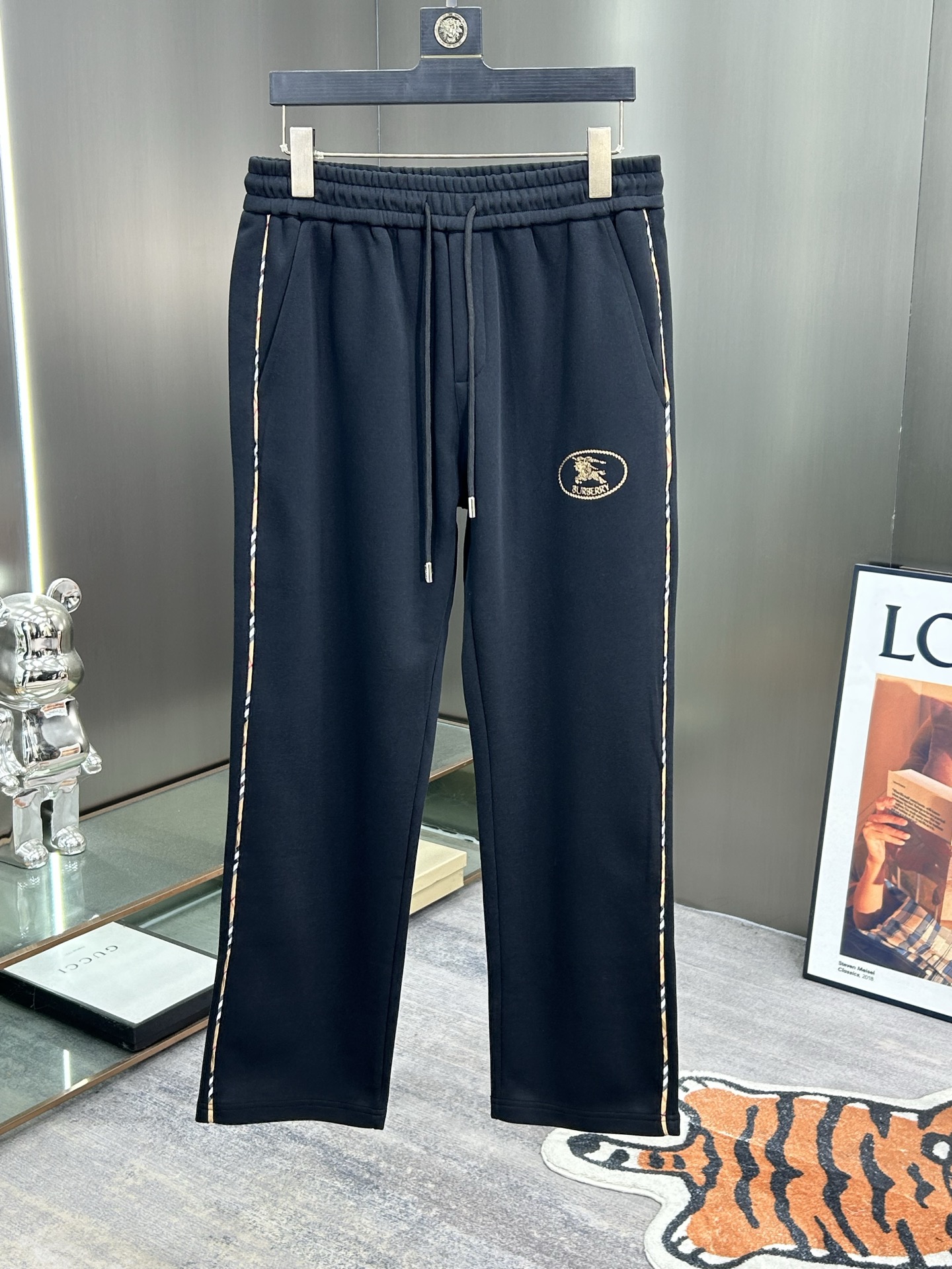 NO:681810,Burberry BBR 2025 new autumn and winter casual pants (Jindian three-dimensional embroidery positioning LOGO custom hardware) high-end version, counter custom fabrics with high breathability and comfort, impeccable details, brand element design concept, reflecting high quality. It feels delicate and soft!  It presents a casual cut and the upper body shape is awesome!  Color Black Royal Blue Apricot Size M-3XL,,burberry,19860909巴宝莉 BBR 2025秋冬新款休闲裤（金典立体刺绣定位LOGO 定制五金）高端版本,专柜定制面料 透气舒适度高,细节无可挑剔,品牌元素设计理念,体现高品质.手感细腻柔软！呈现休闲裁剪,上身版型超赞！ 颜色黑 宝蓝 杏 码数M-3XL,,burberry,,Men's clothing