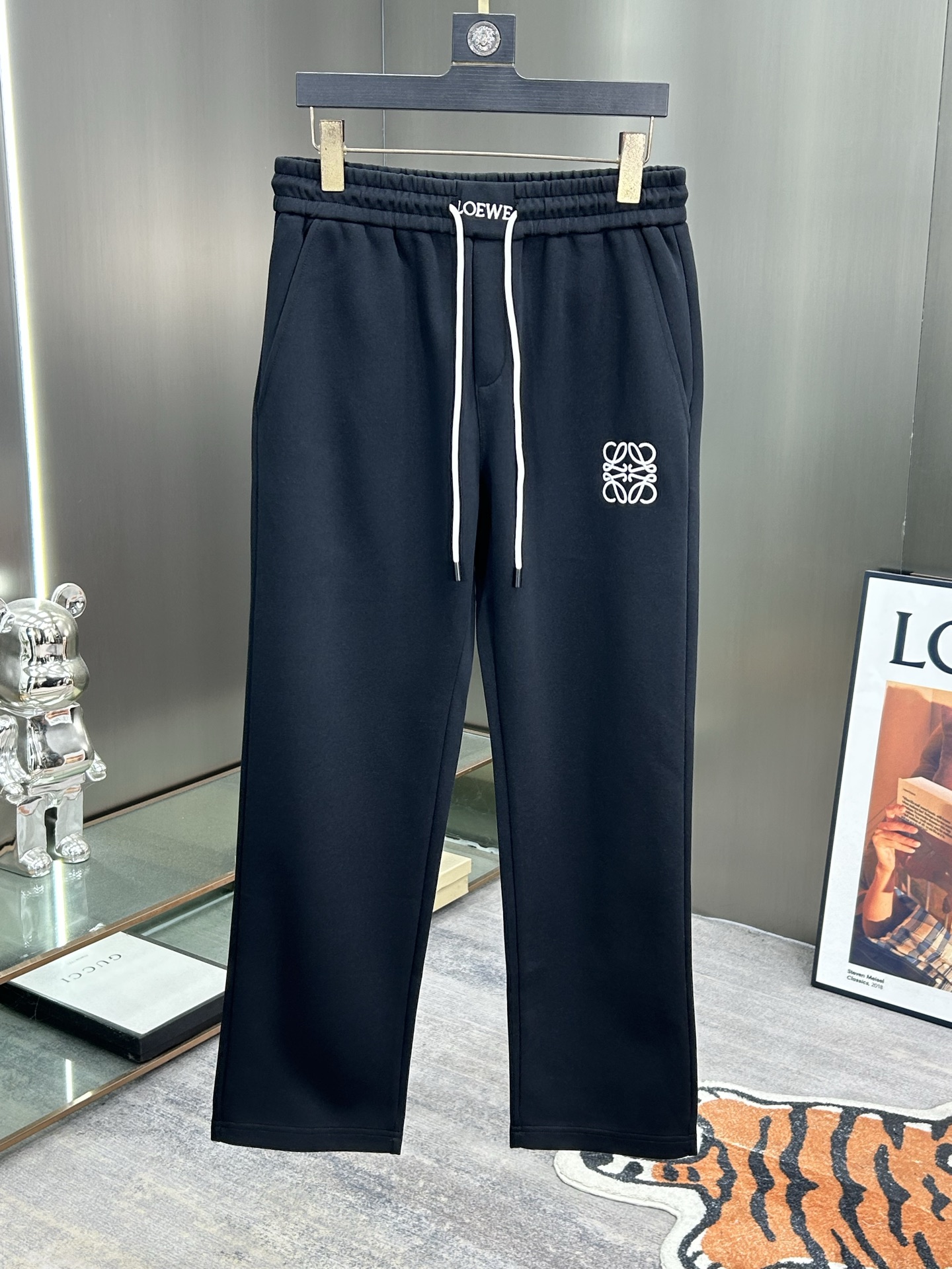 NO:681813,Loewe 2025 new autumn and winter casual pants (Jindian three-dimensional embroidery positioning LOGO custom hardware) high-end version, counter custom fabrics with high breathability and comfort, impeccable details, brand element design concept, reflecting high quality. It feels delicate and soft!  It presents a casual cut and the upper body shape is awesome!  Color black sapphire blue apricot Size M-3XL,,loewe,loewe,19860909罗意威 Loewe 2025秋冬新款休闲裤（金典立体刺绣定位LOGO 定制五金）高端版本,专柜定制面料 透气舒适度高,细节无可挑剔,品牌元素设计理念,体现高品质.手感细腻柔软！呈现休闲裁剪,上身版型超赞！ 颜色黑 宝蓝 杏 码数M-3XL,,loewe,loewe,,Men's clothing