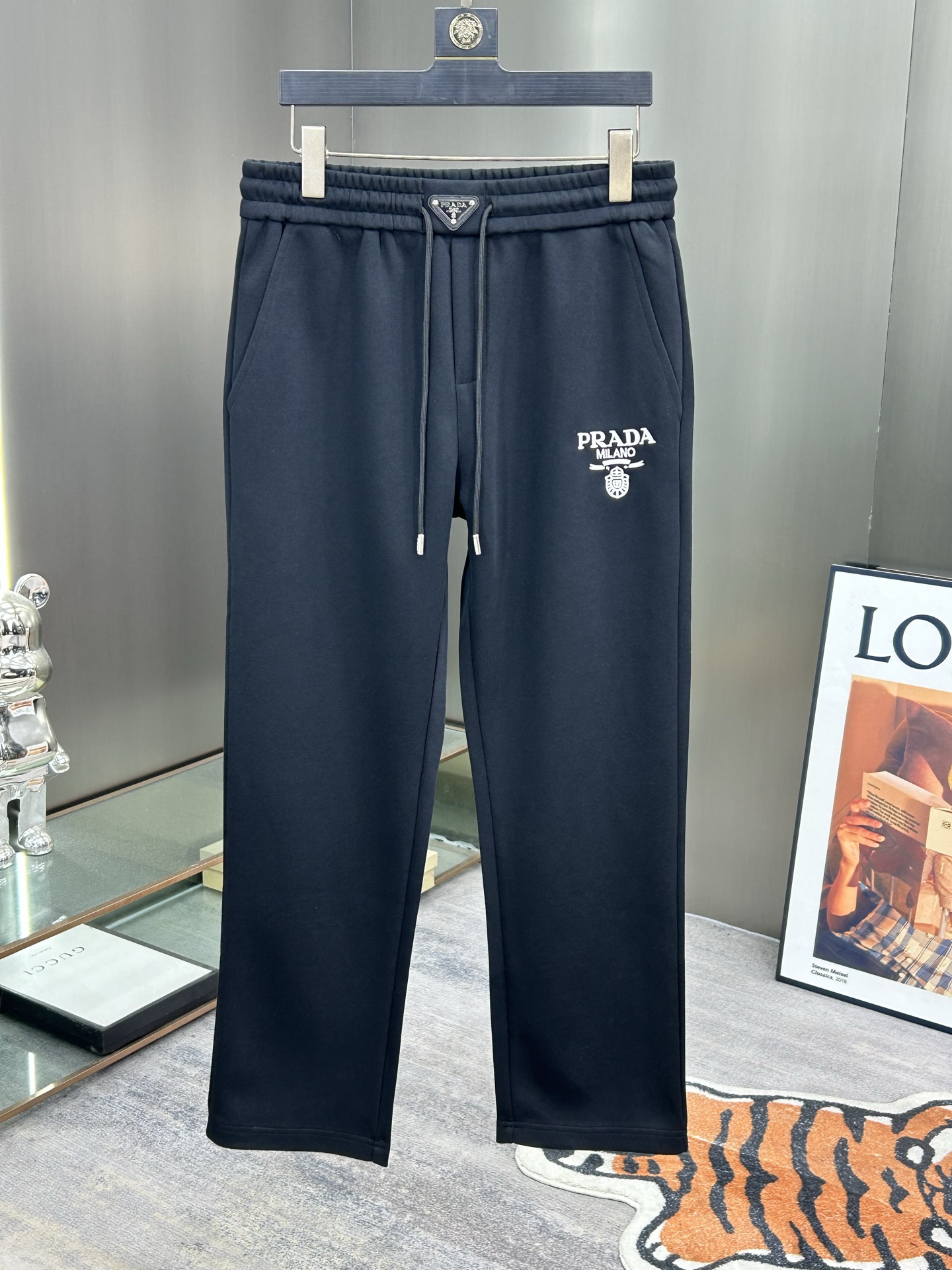 NO:681814,Prada 2025 new autumn and winter casual pants (Jindian three-dimensional embroidery positioning LOGO custom hardware) high-end version, counter custom fabrics with high breathability and comfort, impeccable details, brand element design concept, reflecting high quality. It feels delicate and soft!  It presents a casual cut and the upper body shape is awesome!  Color black royal blue Size M-3XL, prada, prada,19860909普拉达 Prada 2025秋冬新款休闲裤（金典立体刺绣定位LOGO 定制五金）高端版本,专柜定制面料 透气舒适度高,细节无可挑剔,品牌元素设计理念,体现高品质.手感细腻柔软！呈现休闲裁剪,上身版型超赞！ 颜色黑 宝蓝 码数M-3XL,,prada,prada,,Men's clothing