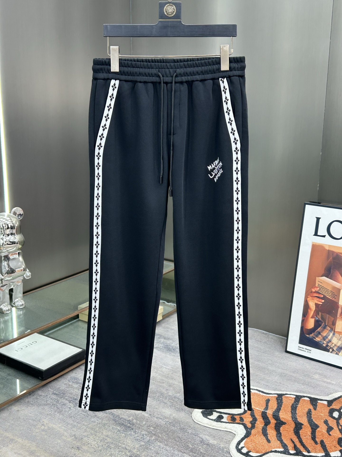 NO:681817,LV Lujia 2025 new autumn and winter casual pants (Jindian three-dimensional embroidery positioning LOGO custom hardware) high-end version, counter custom fabrics with high breathability and comfort, impeccable details, brand element design concept, reflecting high quality. It feels delicate and soft!  It presents a casual cut and the upper body shape is awesome!  Color black sapphire blue Size M-3XL,,louis vuitton,louis vuitton,louis vuitton,19860909LV 驴家 2025秋冬新款休闲裤（金典立体刺绣定位LOGO 定制五金）高端版本,专柜定制面料 透气舒适度高,细节无可挑剔,品牌元素设计理念,体现高品质.手感细腻柔软！呈现休闲裁剪,上身版型超赞！ 颜色黑 宝蓝 码数M-3XL,,louis vuitton,louis vuitton,louis vuitton,,Men's clothing
