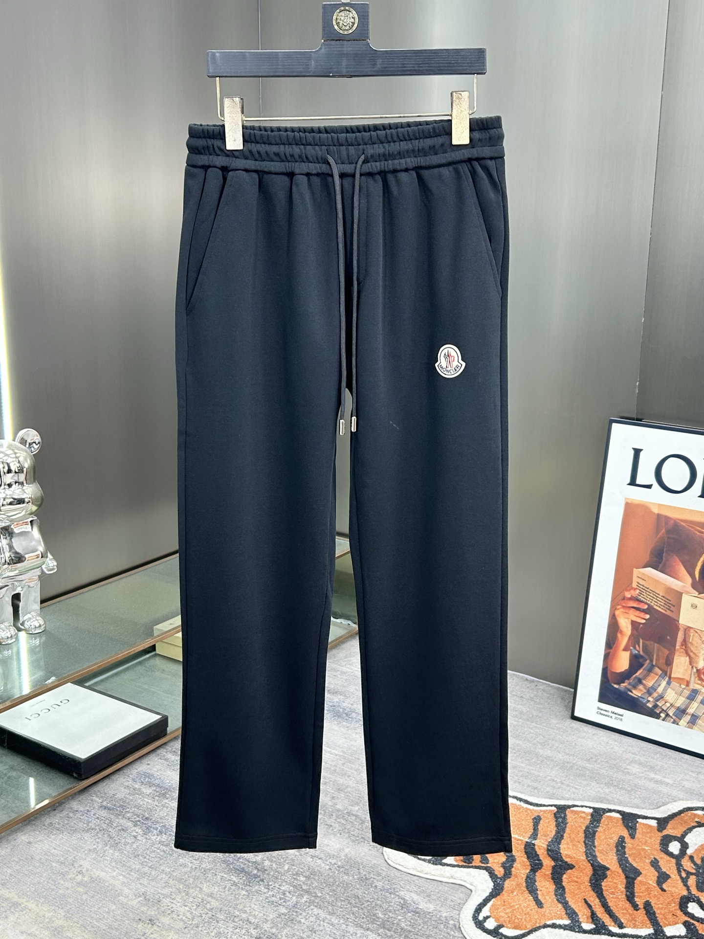 NO:681818,Moncler 2025 new autumn and winter casual pants (Jindian three-dimensional embroidery positioning LOGO custom hardware) high-end version, counter custom fabrics with high breathability and comfort, impeccable details, brand element design concept, reflecting high quality. It feels delicate and soft!  It presents a casual cut and the upper body shape is awesome!  Color Black Size M-3XL,,Moncler,19860909蒙口 Moncler 2025秋冬新款休闲裤（金典立体刺绣定位LOGO 定制五金）高端版本,专柜定制面料 透气舒适度高,细节无可挑剔,品牌元素设计理念,体现高品质.手感细腻柔软！呈现休闲裁剪,上身版型超赞！ 颜色黑 码数M-3XL,,Moncler,,Men's clothing