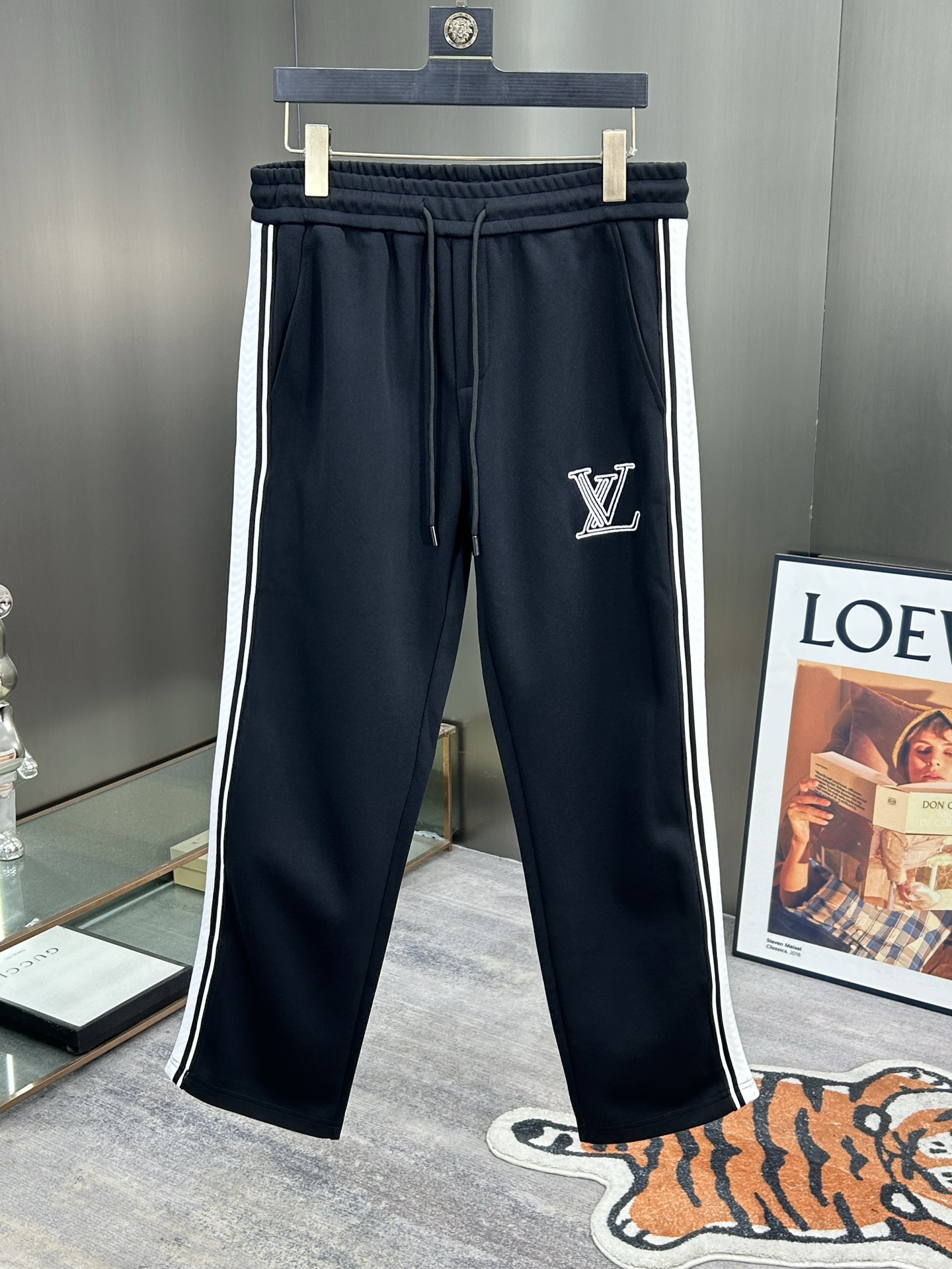 NO:681824,LV Lujia 2025 new autumn and winter casual pants (Jindian three-dimensional embroidery positioning LOGO custom hardware) high-end version, counter custom fabrics with high breathability and comfort, impeccable details, brand element design concept, reflecting high quality. It feels delicate and soft!  It presents a casual cut and the upper body shape is awesome!  Color Black Size M-3XL,,louis vuitton,louis vuitton,louis vuitton,19860909LV 驴家 2025秋冬新款休闲裤（金典立体刺绣定位LOGO 定制五金）高端版本,专柜定制面料 透气舒适度高,细节无可挑剔,品牌元素设计理念,体现高品质.手感细腻柔软！呈现休闲裁剪,上身版型超赞！ 颜色黑 码数M-3XL,,louis vuitton,louis vuitton,louis vuitton,,Men's clothing