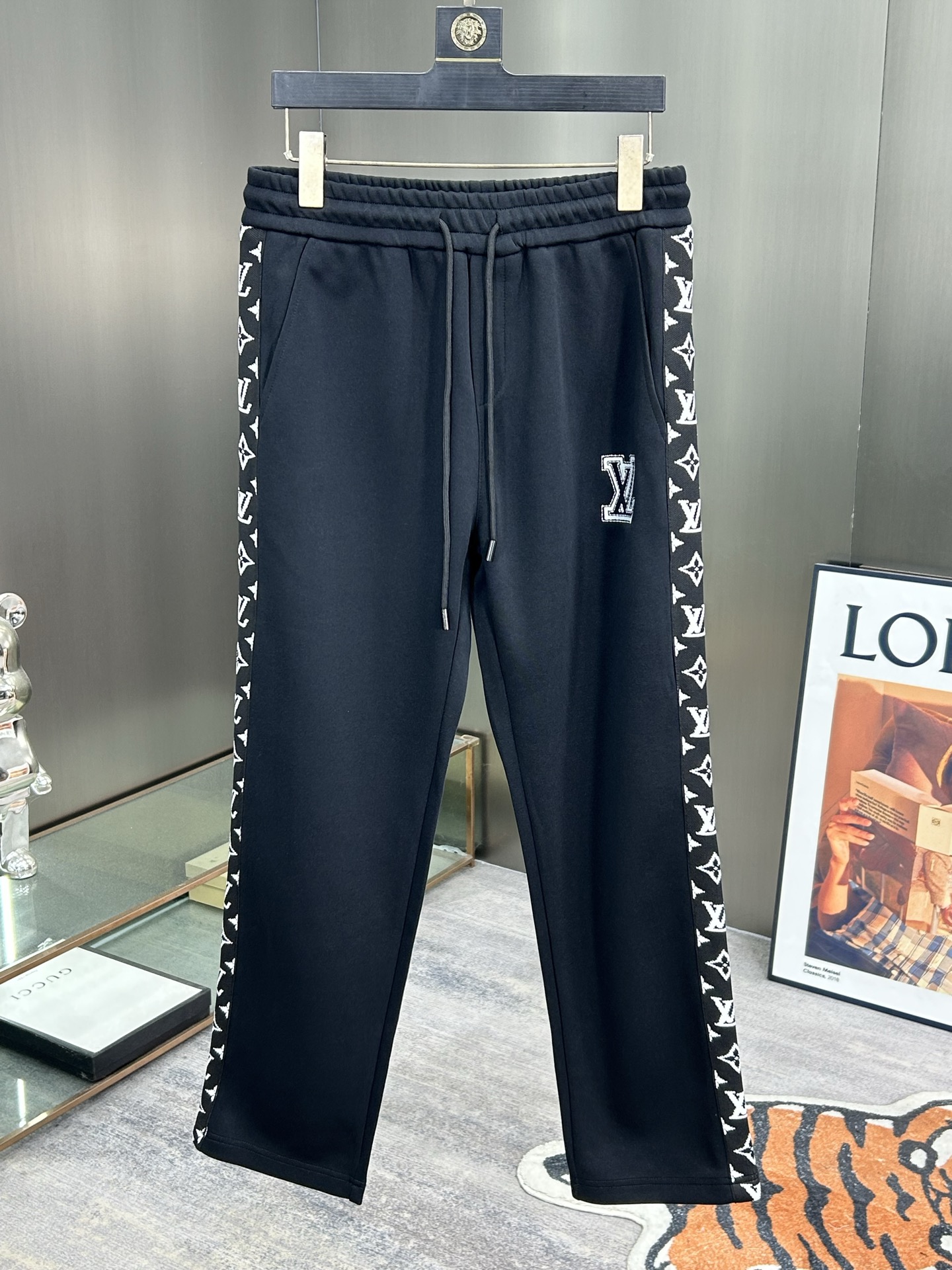 NO:681827,LV Lujia 2025 new autumn and winter casual pants (Jindian three-dimensional embroidery positioning LOGO custom hardware) high-end version, counter custom fabrics with high breathability and comfort, impeccable details, brand element design concept, reflecting high quality. It feels delicate and soft!  It presents a casual cut and the upper body shape is awesome!  Color Black Apricot Size M-3XL,,louis vuitton,louis vuitton,louis vuitton,19860909LV 驴家 2025秋冬新款休闲裤（金典立体刺绣定位LOGO 定制五金）高端版本,专柜定制面料 透气舒适度高,细节无可挑剔,品牌元素设计理念,体现高品质.手感细腻柔软！呈现休闲裁剪,上身版型超赞！ 颜色黑 杏 码数M-3XL,,louis vuitton,louis vuitton,louis vuitton,,Men's clothing