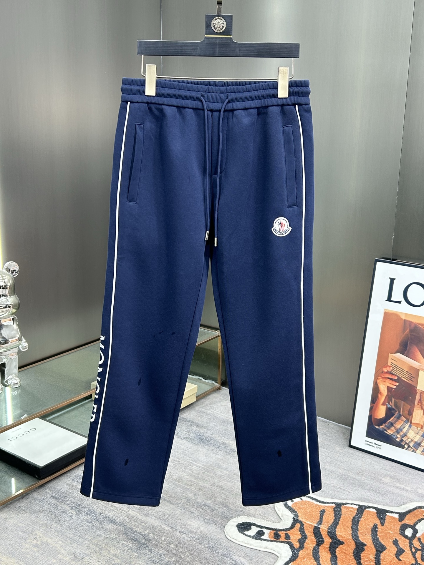 NO:681835,Moncler 2025 new autumn and winter casual pants (Jindian three-dimensional embroidery positioning LOGO custom hardware) high-end version, counter custom fabrics with high breathability and comfort, impeccable details, brand element design concept, reflecting high quality. It feels delicate and soft!  It presents a casual cut and the upper body shape is awesome!  Color Black Royal Blue Apricot Size M-3XL, Moncler,19860909蒙口 Moncler 2025秋冬新款休闲裤（金典立体刺绣定位LOGO 定制五金）高端版本,专柜定制面料 透气舒适度高,细节无可挑剔,品牌元素设计理念,体现高品质.手感细腻柔软！呈现休闲裁剪,上身版型超赞！ 颜色黑 宝蓝 杏 码数M-3XL,,Moncler,,Men's clothing