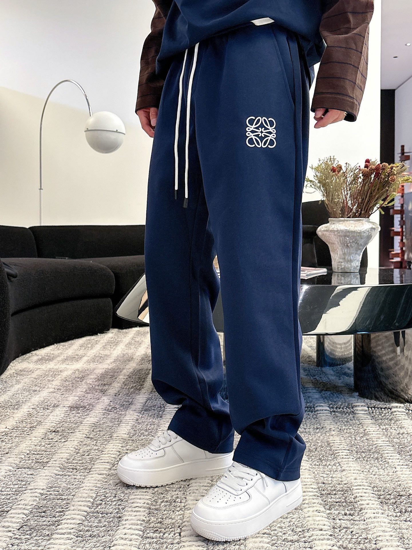 NO:531417,Loewe 2025 autumn and winter new casual pants (Jindian three-dimensional embroidery positioning LOGO customized hardware) high-end version, customized counter fabric, breathable and comfortable, impeccable details, brand element design concept, reflecting high quality. It feels delicate and soft!  It is casually cut, with a great upper body style!  Code number M-3XL, loewe, loewe, alexander wang19860909罗意威 Loewe 2025秋冬新款休闲裤（金典立体刺绣定位LOGO 定制五金）高端版本,专柜定制面料 透气舒适度高,细节无可挑剔,品牌元素设计理念,体现高品质.手感细腻柔软！呈现休闲裁剪,上身版型超赞！ 码数M-3XL,,loewe,loewe,alexander wang,Men's clothing