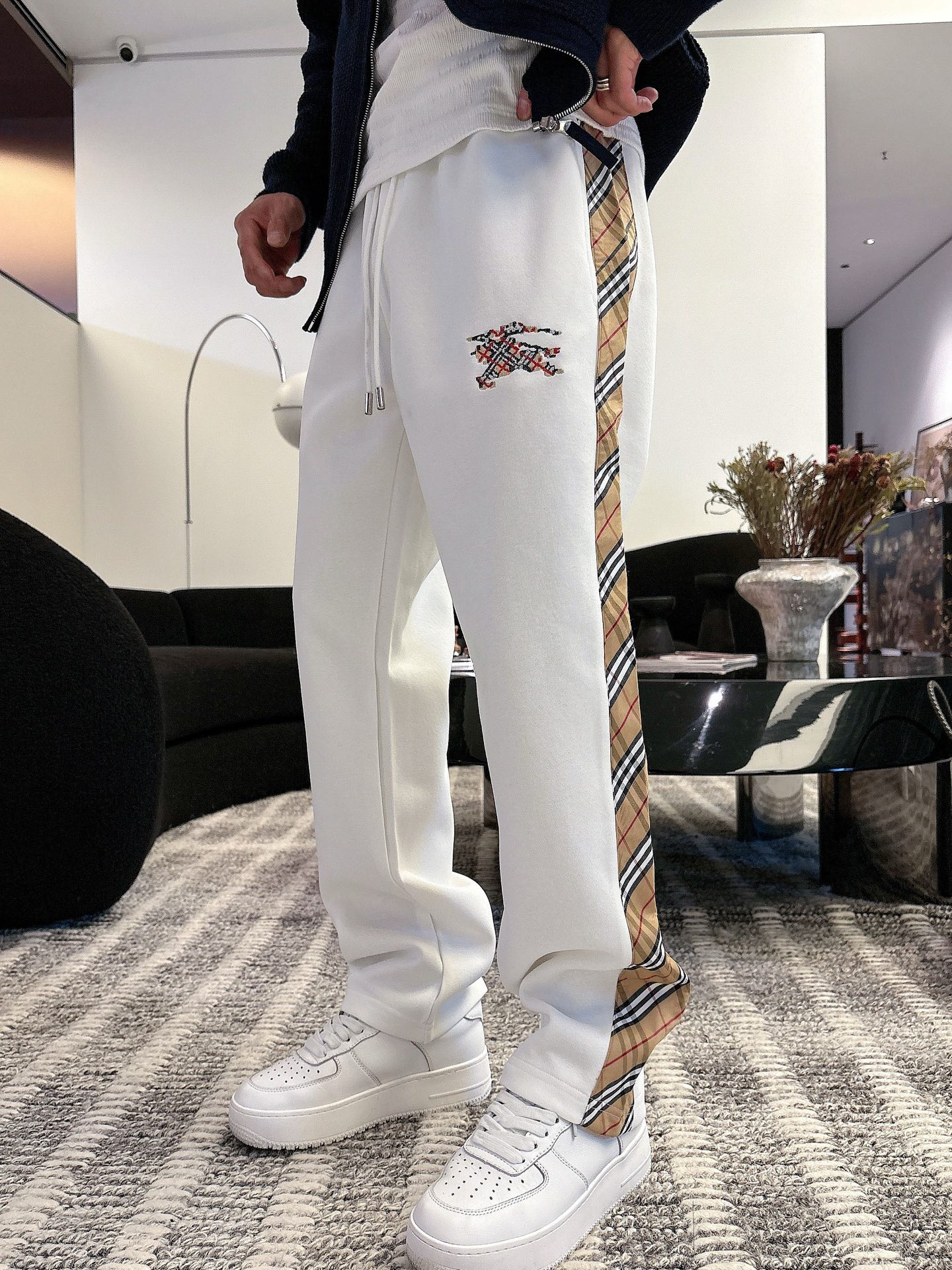 NO:531418,Burberry bbr 2025 autumn and winter new casual pants (Jindian three-dimensional embroidery positioning LOGO customized hardware) high-end version, customized counter fabric, breathable and comfortable, impeccable details, brand element design concept, reflecting high quality. It feels delicate and soft!  It is casually cut, with a great upper body style!  Code number M-3XL, burberry, alexander wang19860909巴宝莉 bbr 2025秋冬新款休闲裤（金典立体刺绣定位LOGO 定制五金）高端版本,专柜定制面料 透气舒适度高,细节无可挑剔,品牌元素设计理念,体现高品质.手感细腻柔软！呈现休闲裁剪,上身版型超赞！ 码数M-3XL,,burberry,alexander wang,Men's clothing