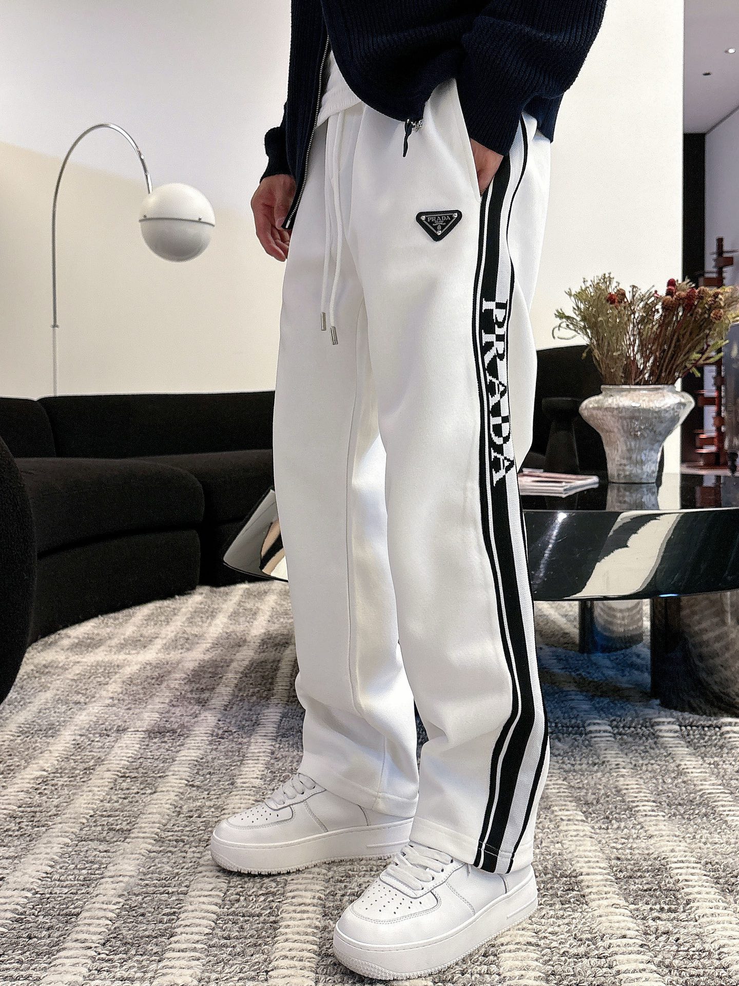 NO:531419,Prada 2025 autumn and winter new casual pants (Jindian three-dimensional embroidery positioning LOGO customized hardware) high-end version, customized counter fabric, breathable and comfortable, impeccable details, brand element design concept, reflecting high quality. It feels delicate and soft!  It is casually cut, with a great upper body style!  Code number M-3XL, prada, prada, alexander wang19860909普拉达 Prada 2025秋冬新款休闲裤（金典立体刺绣定位LOGO 定制五金）高端版本,专柜定制面料 透气舒适度高,细节无可挑剔,品牌元素设计理念,体现高品质.手感细腻柔软！呈现休闲裁剪,上身版型超赞！ 码数M-3XL,,prada,prada,alexander wang,Men's clothing