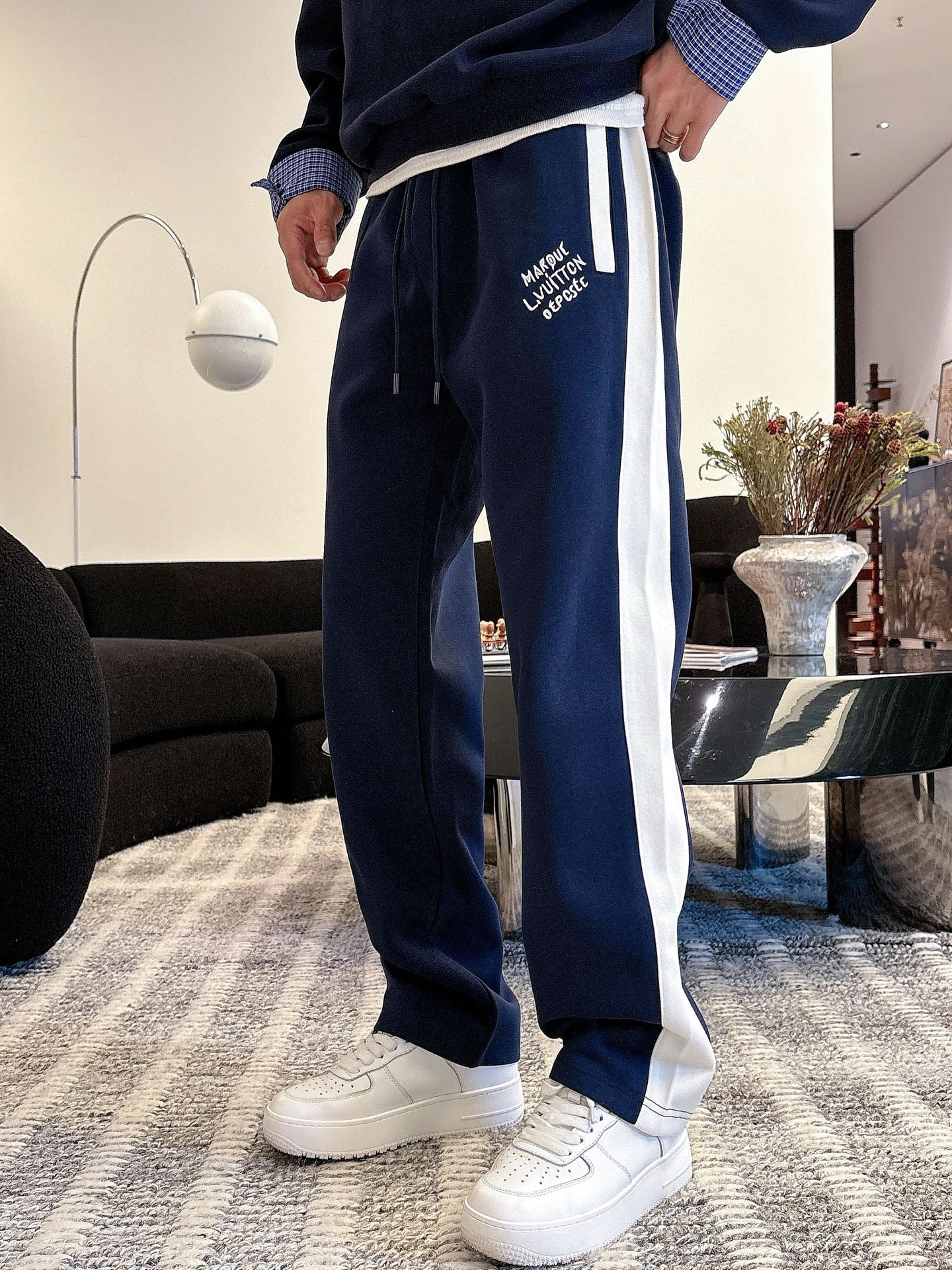 NO:531420,LV Louis Vuitton 2025 autumn and winter new casual pants (Jindian three-dimensional embroidery positioning LOGO customized hardware) high-end version, counter custom fabric, high breathability and comfort, impeccable details, brand element design concept, reflecting high quality. It feels delicate and soft!  It is casually cut, with a great upper body style!  Code number M-3XL, louis vuitton,louis vuitton,alexander wang19860909LV 路易威登 2025秋冬新款休闲裤（金典立体刺绣定位LOGO 定制五金）高端版本,专柜定制面料 透气舒适度高,细节无可挑剔,品牌元素设计理念,体现高品质.手感细腻柔软！呈现休闲裁剪,上身版型超赞！ 码数M-3XL,,louis vuitton,louis vuitton,alexander wang,Men's clothing