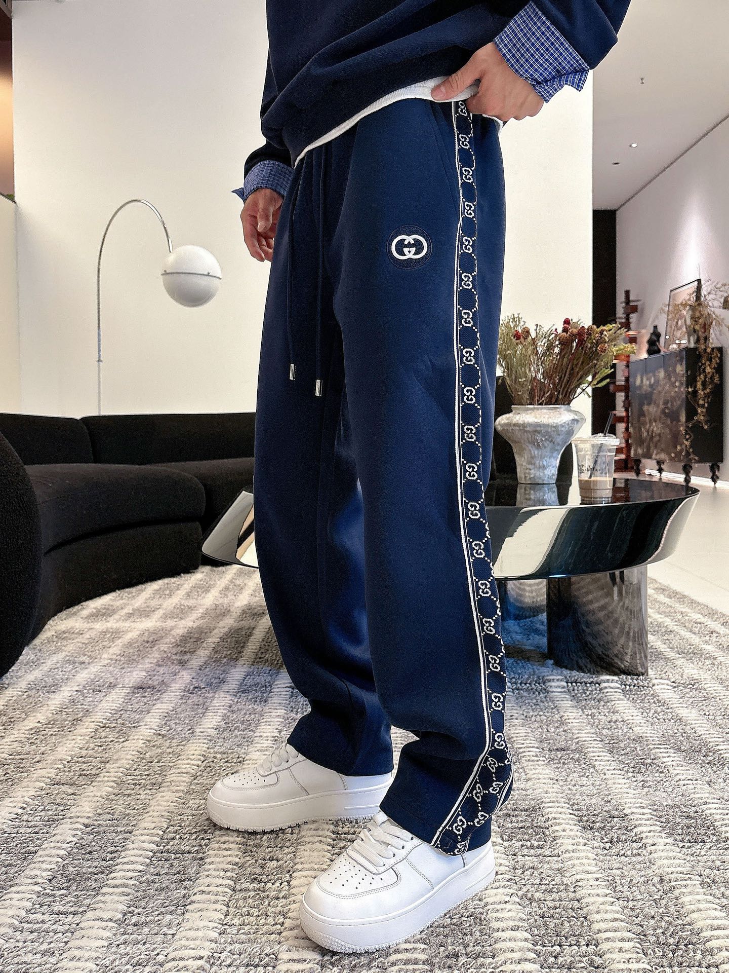 NO:531421,Gucci 2025 autumn and winter new casual pants (Jindian three-dimensional embroidery positioning LOGO customized hardware) high-end version, customized counter fabric, breathable and comfortable, impeccable details, brand element design concept, reflecting high quality. It feels delicate and soft!  It is casually cut, with a great upper body style!  Code number M-3XL, gucci, gucci, alexander wang19860909古驰 Gucci 2025秋冬新款休闲裤（金典立体刺绣定位LOGO 定制五金）高端版本,专柜定制面料 透气舒适度高,细节无可挑剔,品牌元素设计理念,体现高品质.手感细腻柔软！呈现休闲裁剪,上身版型超赞！ 码数M-3XL,,gucci,gucci,alexander wang,Men's clothing