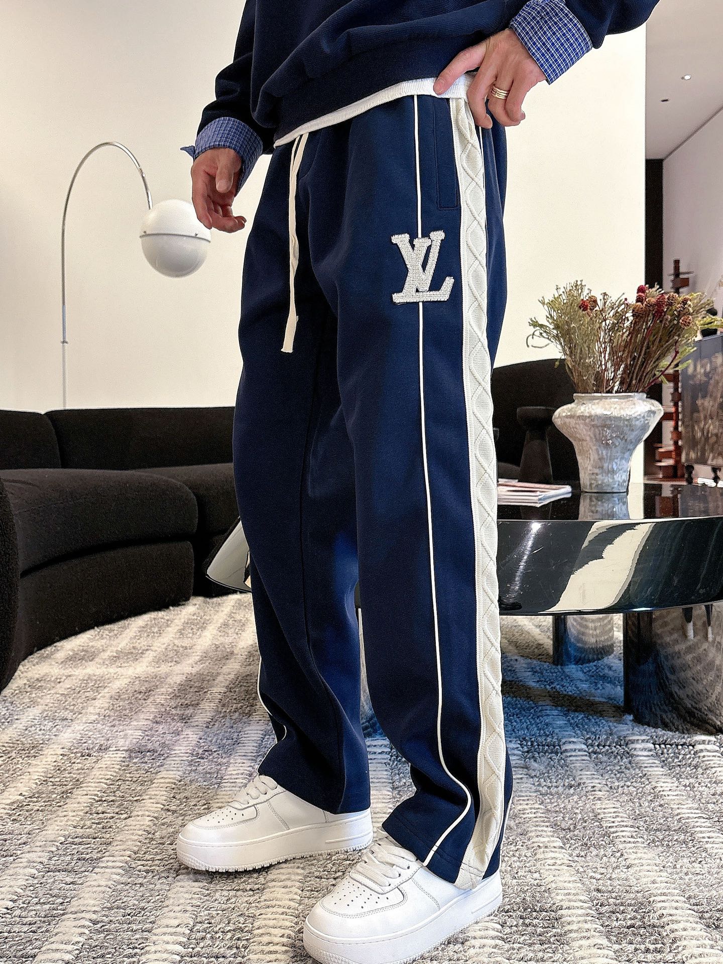 NO:531422,LV Louis Vuitton 2025 autumn and winter new casual pants (Jindian three-dimensional embroidery positioning LOGO customized hardware) high-end version, counter custom fabric, high breathability and comfort, impeccable details, brand element design concept, reflecting high quality. It feels delicate and soft!  It is casually cut, with a great upper body style!  Code number M-3XL, louis vuitton,louis vuitton,alexander wang19860909LV 路易威登 2025秋冬新款休闲裤（金典立体刺绣定位LOGO 定制五金）高端版本,专柜定制面料 透气舒适度高,细节无可挑剔,品牌元素设计理念,体现高品质.手感细腻柔软！呈现休闲裁剪,上身版型超赞！ 码数M-3XL,,louis vuitton,louis vuitton,alexander wang,Men's clothing