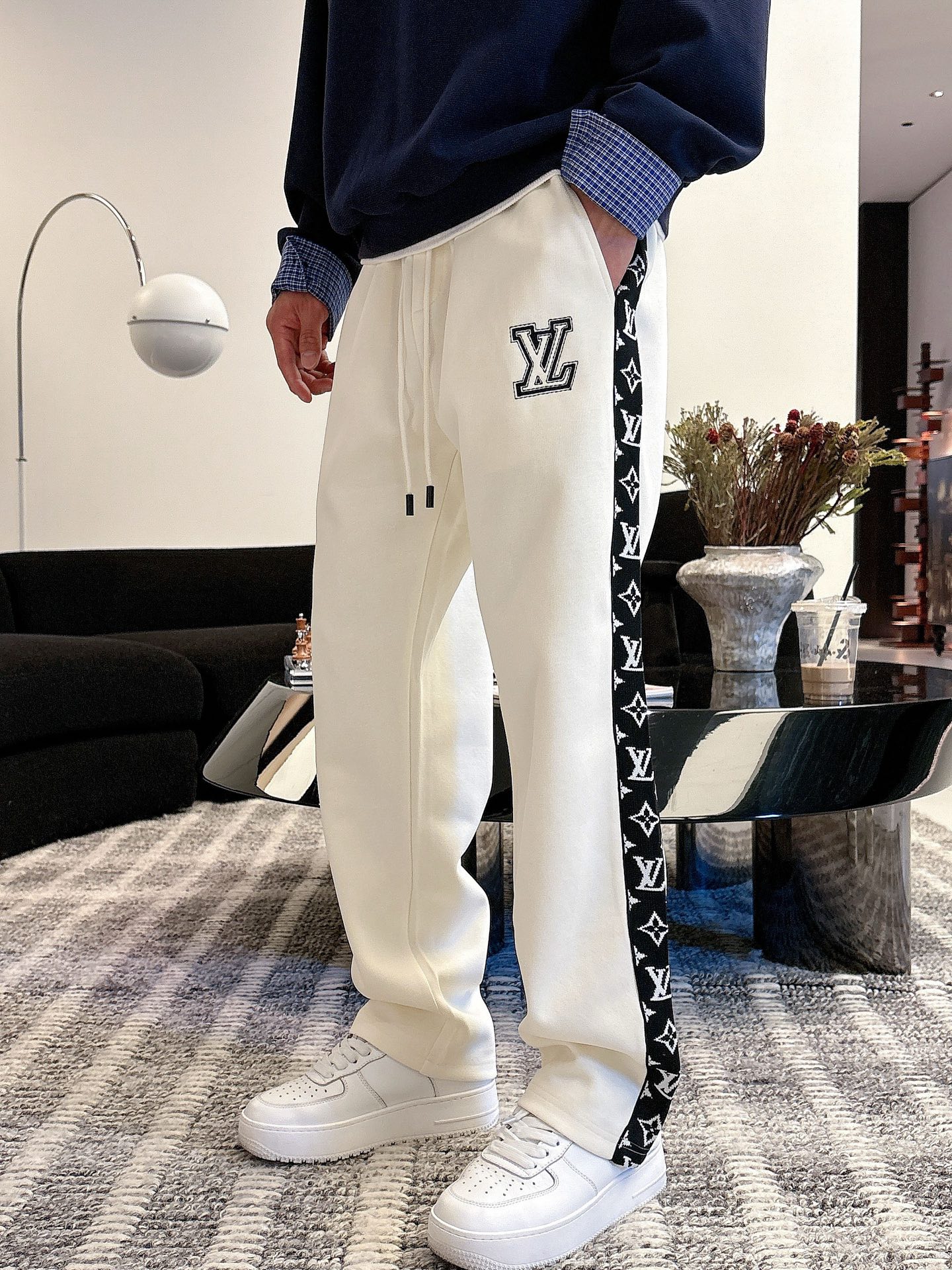 NO:531424,LV Louis Vuitton 2025 autumn and winter new casual pants (Jindian three-dimensional embroidery positioning LOGO customized hardware) high-end version, counter custom fabric, high breathability and comfort, impeccable details, brand element design concept, reflecting high quality. It feels delicate and soft!  It is casually cut, with a great upper body style!  Code number M-3XL, louis vuitton,louis vuitton,alexander wang19860909LV 路易威登 2025秋冬新款休闲裤（金典立体刺绣定位LOGO 定制五金）高端版本,专柜定制面料 透气舒适度高,细节无可挑剔,品牌元素设计理念,体现高品质.手感细腻柔软！呈现休闲裁剪,上身版型超赞！ 码数M-3XL,,louis vuitton,louis vuitton,alexander wang,Men's clothing
