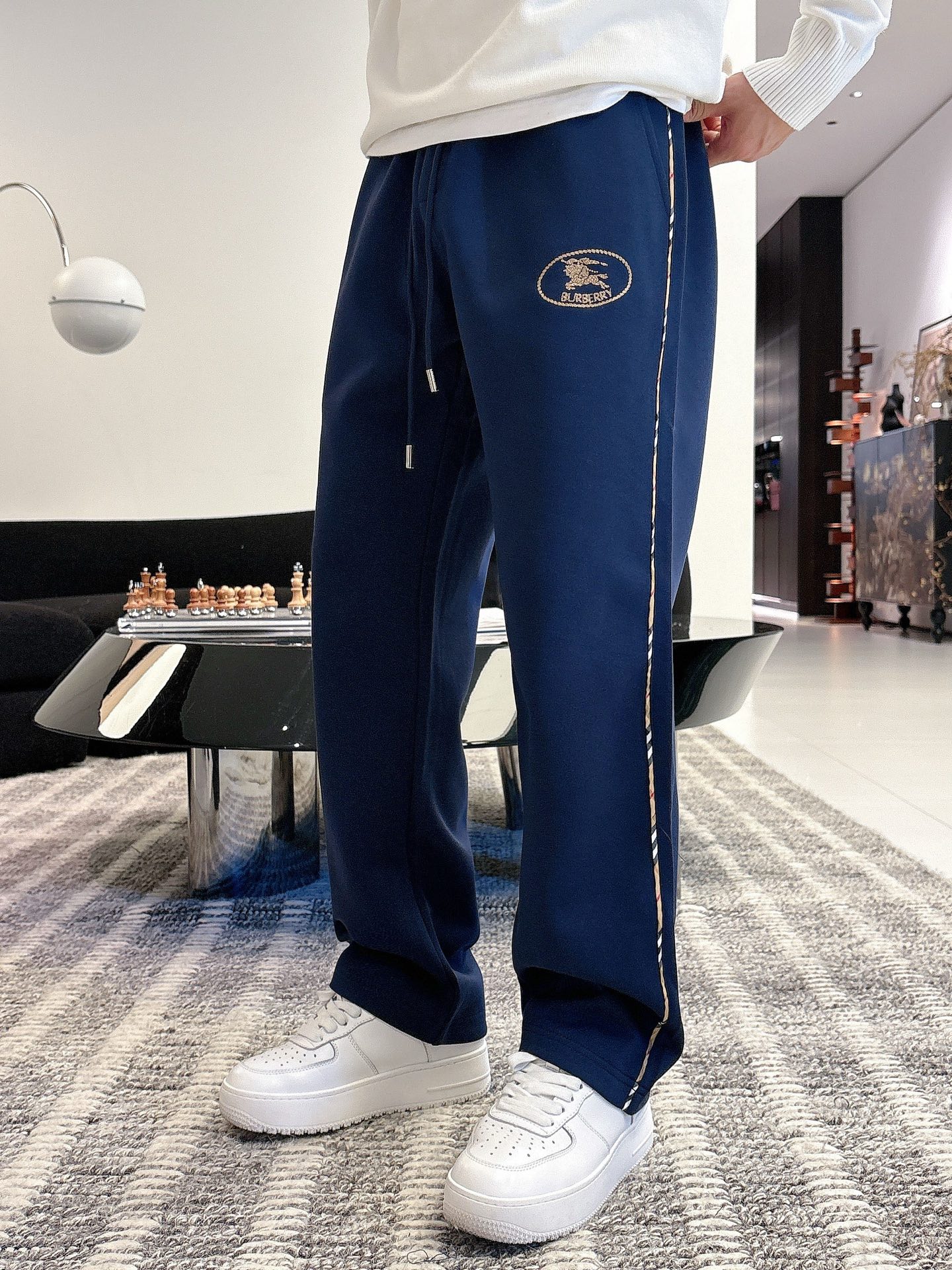 NO:531993,Burberry bbr 2025 autumn and winter new casual pants (Jindian three-dimensional embroidery positioning LOGO customized hardware) high-end version, customized counter fabric, breathable and comfortable, impeccable details, brand element design concept, reflecting high quality. It feels delicate and soft!  It is casually cut, with a great upper body style!  Code number M-3XL, burberry, alexander wang19860909巴宝莉 bbr 2025秋冬新款休闲裤（金典立体刺绣定位LOGO 定制五金）高端版本,专柜定制面料 透气舒适度高,细节无可挑剔,品牌元素设计理念,体现高品质.手感细腻柔软！呈现休闲裁剪,上身版型超赞！ 码数M-3XL,,burberry,alexander wang,Men's clothing