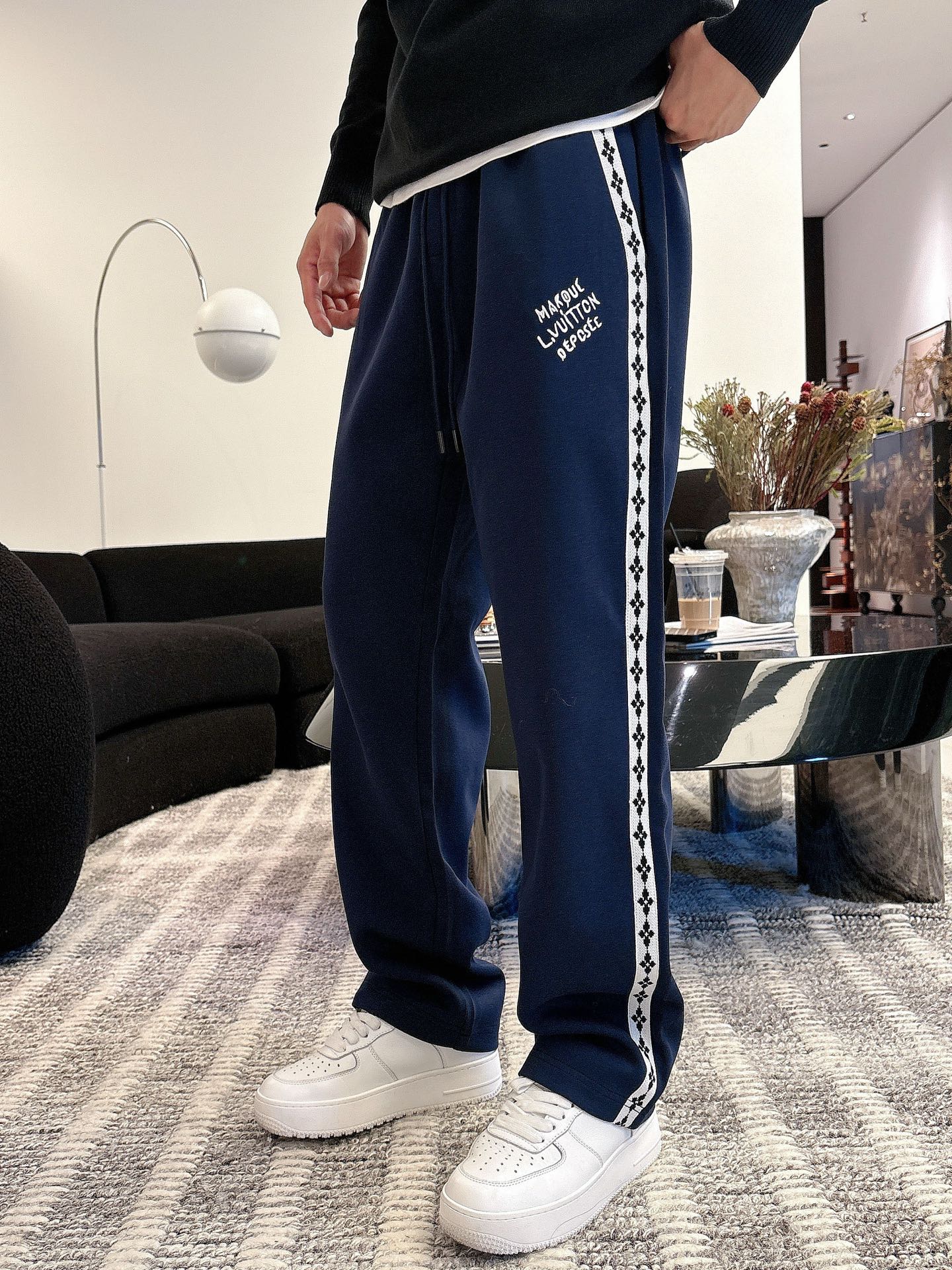 NO:531981,LV Louis Vuitton 2025 autumn and winter new casual pants (Jindian three-dimensional embroidery positioning LOGO customized hardware) high-end version, counter custom fabric, high breathability and comfort, impeccable details, brand element design concept, reflecting high quality. It feels delicate and soft!  It is casually cut, with a great upper body style!  Code number M-3XL, louis vuitton,louis vuitton,alexander wang19860909LV 路易威登 2025秋冬新款休闲裤（金典立体刺绣定位LOGO 定制五金）高端版本,专柜定制面料 透气舒适度高,细节无可挑剔,品牌元素设计理念,体现高品质.手感细腻柔软！呈现休闲裁剪,上身版型超赞！ 码数M-3XL,,louis vuitton,louis vuitton,alexander wang,Men's clothing