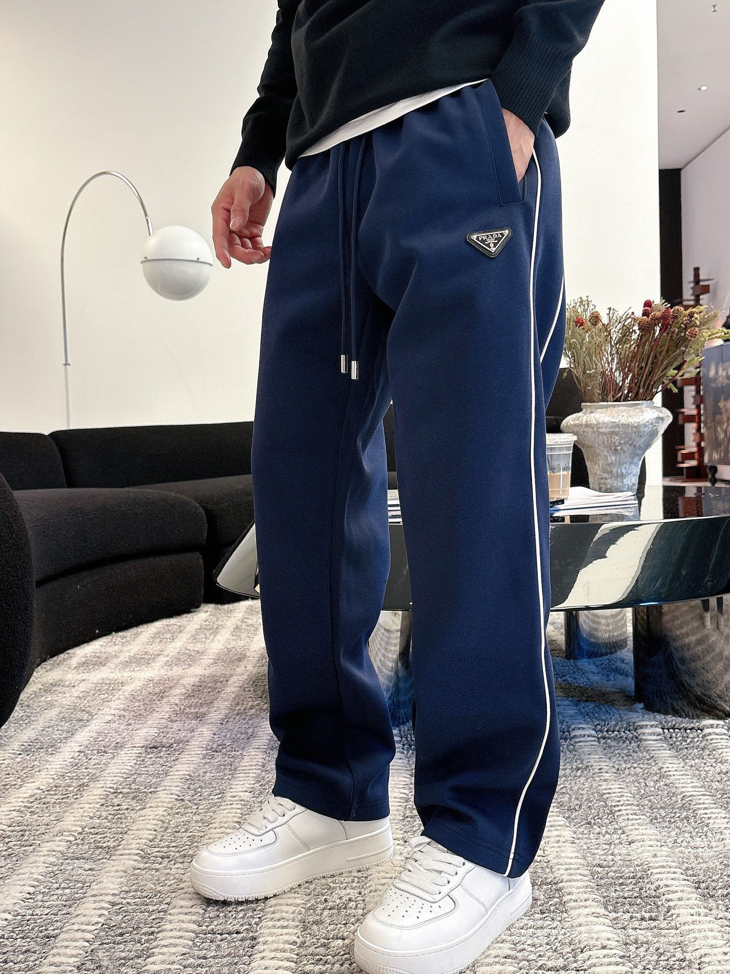 NO:531984,Prada 2025 autumn and winter new casual pants (Jindian three-dimensional embroidery positioning LOGO customized hardware) high-end version, customized counter fabric, breathable and comfortable, impeccable details, brand element design concept, reflecting high quality. It feels delicate and soft!  It is casually cut, with a great upper body style!  Code number M-3XL, prada, prada, alexander wang19860909普拉达 Prada 2025秋冬新款休闲裤（金典立体刺绣定位LOGO 定制五金）高端版本,专柜定制面料 透气舒适度高,细节无可挑剔,品牌元素设计理念,体现高品质.手感细腻柔软！呈现休闲裁剪,上身版型超赞！ 码数M-3XL,,prada,prada,alexander wang,Men's clothing