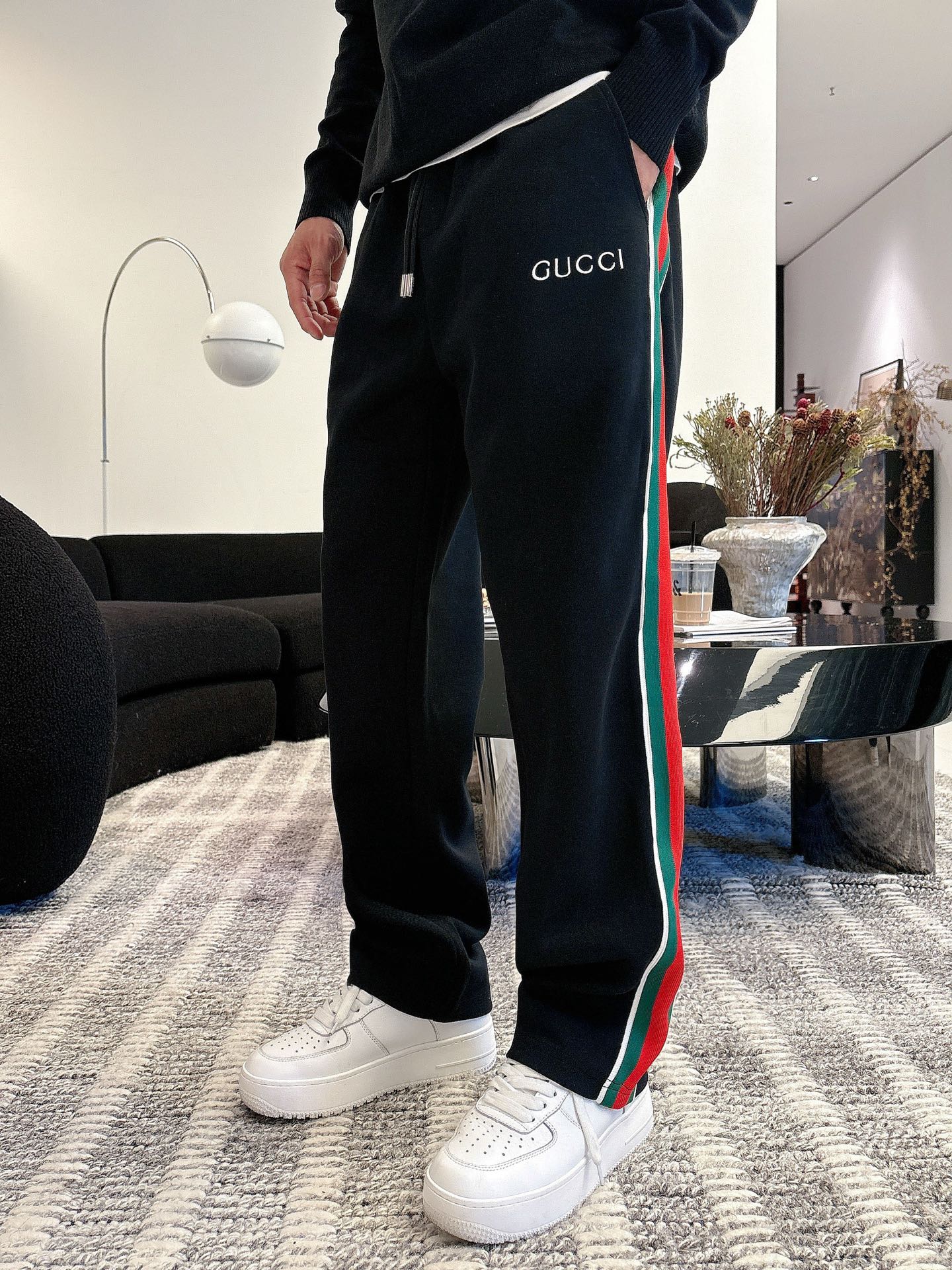 NO:531987,Gucci 2025 autumn and winter new casual pants (Jindian three-dimensional embroidery positioning LOGO customized hardware) high-end version, customized counter fabric, breathable and comfortable, impeccable details, brand element design concept, reflecting high quality. It feels delicate and soft!  It is casually cut, with a great upper body style!  Code number M-3XL, gucci, gucci, alexander wang19860909古驰 Gucci 2025秋冬新款休闲裤（金典立体刺绣定位LOGO 定制五金）高端版本,专柜定制面料 透气舒适度高,细节无可挑剔,品牌元素设计理念,体现高品质.手感细腻柔软！呈现休闲裁剪,上身版型超赞！ 码数M-3XL,,gucci,gucci,alexander wang,Men's clothing