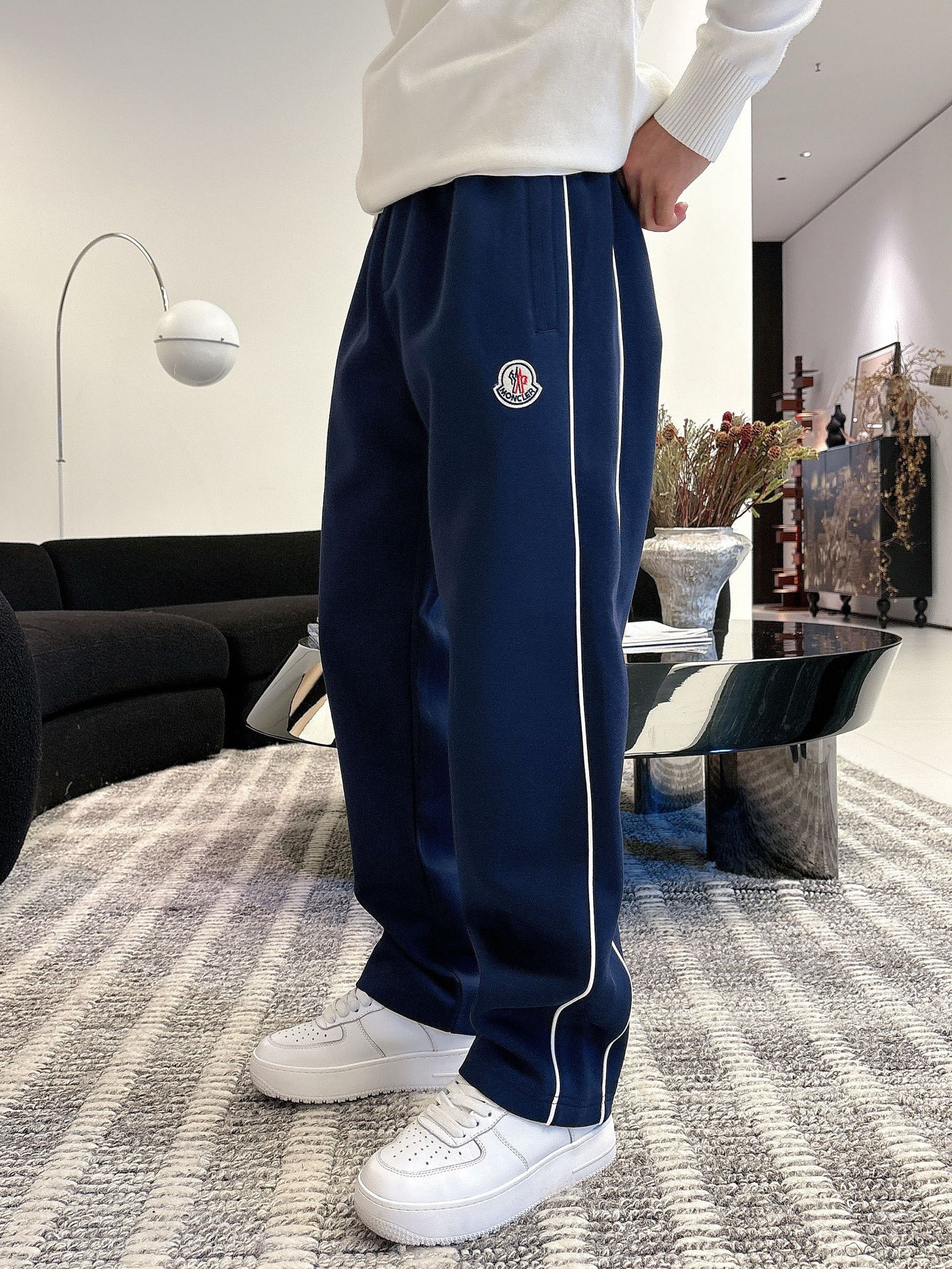 NO:531990,Moncler 2025 autumn and winter new casual pants (Jindian three-dimensional embroidery positioning LOGO customized hardware) high-end version, counter custom fabric, high breathability and comfort, impeccable details, brand element design concept, reflecting high quality. It feels delicate and soft!  It is casually cut, with a great upper body style!  Code number M-3XL, Moncler, alexander wang19860909蒙口 Moncler 2025秋冬新款休闲裤（金典立体刺绣定位LOGO 定制五金）高端版本,专柜定制面料 透气舒适度高,细节无可挑剔,品牌元素设计理念,体现高品质.手感细腻柔软！呈现休闲裁剪,上身版型超赞！ 码数M-3XL,,Moncler,alexander wang,Men's clothing