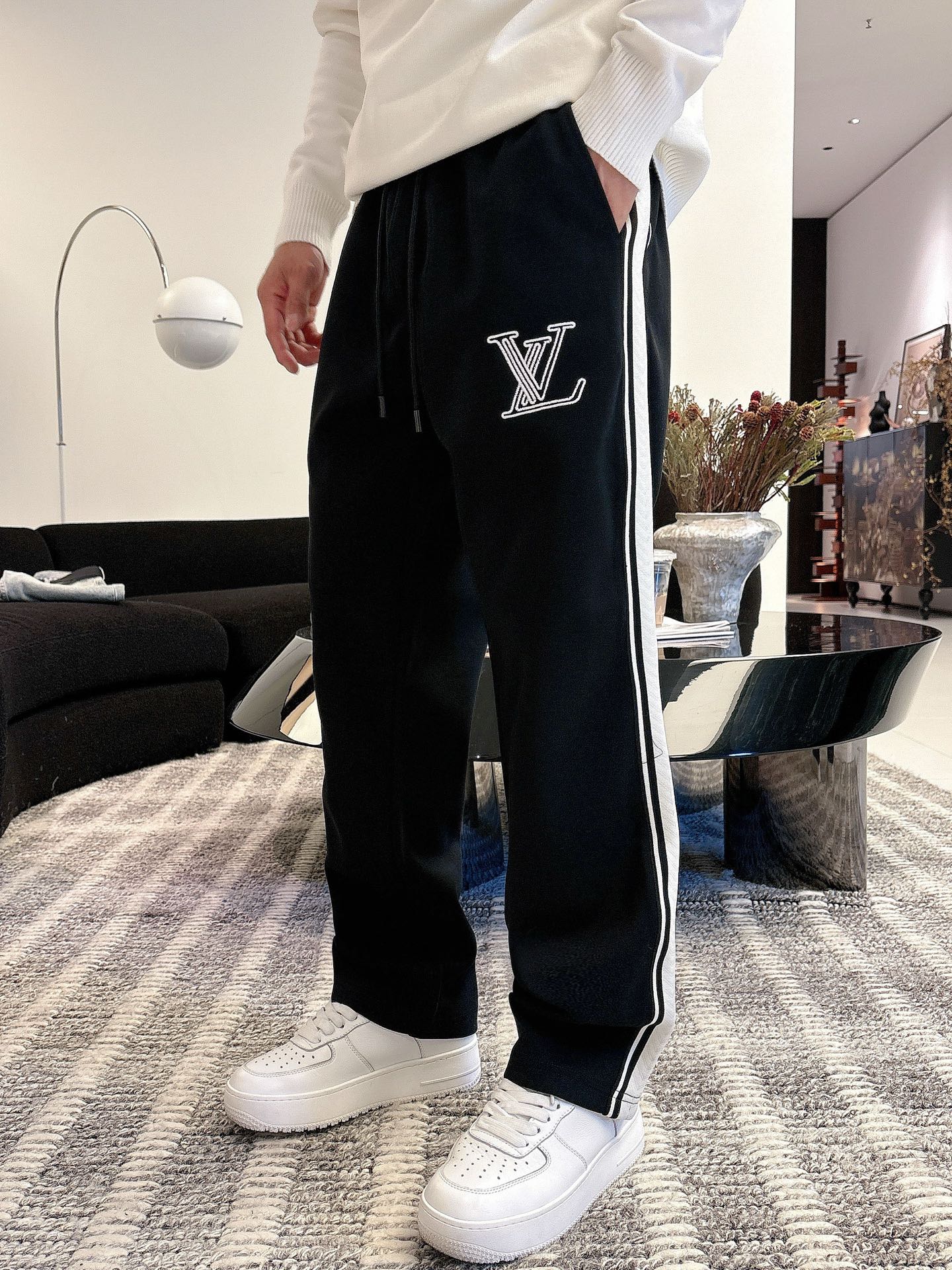 NO:531999,LV Louis Vuitton 2025 autumn and winter new casual pants (Jindian three-dimensional embroidery positioning LOGO customized hardware) high-end version, counter custom fabric, high breathability and comfort, impeccable details, brand element design concept, reflecting high quality. It feels delicate and soft!  It is casually cut, with a great upper body style!  Code number M-3XL, louis vuitton,louis vuitton,alexander wang19860909LV 路易威登 2025秋冬新款休闲裤（金典立体刺绣定位LOGO 定制五金）高端版本,专柜定制面料 透气舒适度高,细节无可挑剔,品牌元素设计理念,体现高品质.手感细腻柔软！呈现休闲裁剪,上身版型超赞！ 码数M-3XL,,louis vuitton,louis vuitton,alexander wang,Men's clothing