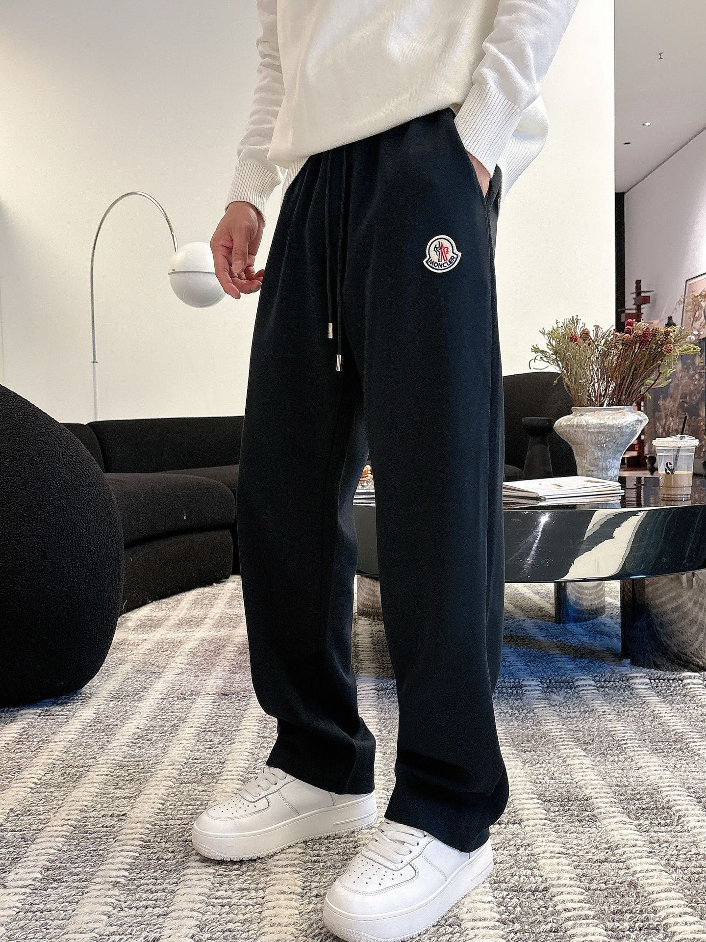NO:532002,Moncler 2025 autumn and winter new casual pants (Jindian three-dimensional embroidery positioning LOGO customized hardware) high-end version, counter custom fabric, high breathability and comfort, impeccable details, brand element design concept, reflecting high quality. It feels delicate and soft!  It is casually cut, with a great upper body style!  Code number M-3XL, Moncler, alexander wang19860909蒙口 Moncler 2025秋冬新款休闲裤（金典立体刺绣定位LOGO 定制五金）高端版本,专柜定制面料 透气舒适度高,细节无可挑剔,品牌元素设计理念,体现高品质.手感细腻柔软！呈现休闲裁剪,上身版型超赞！ 码数M-3XL,,Moncler,alexander wang,Men's clothing