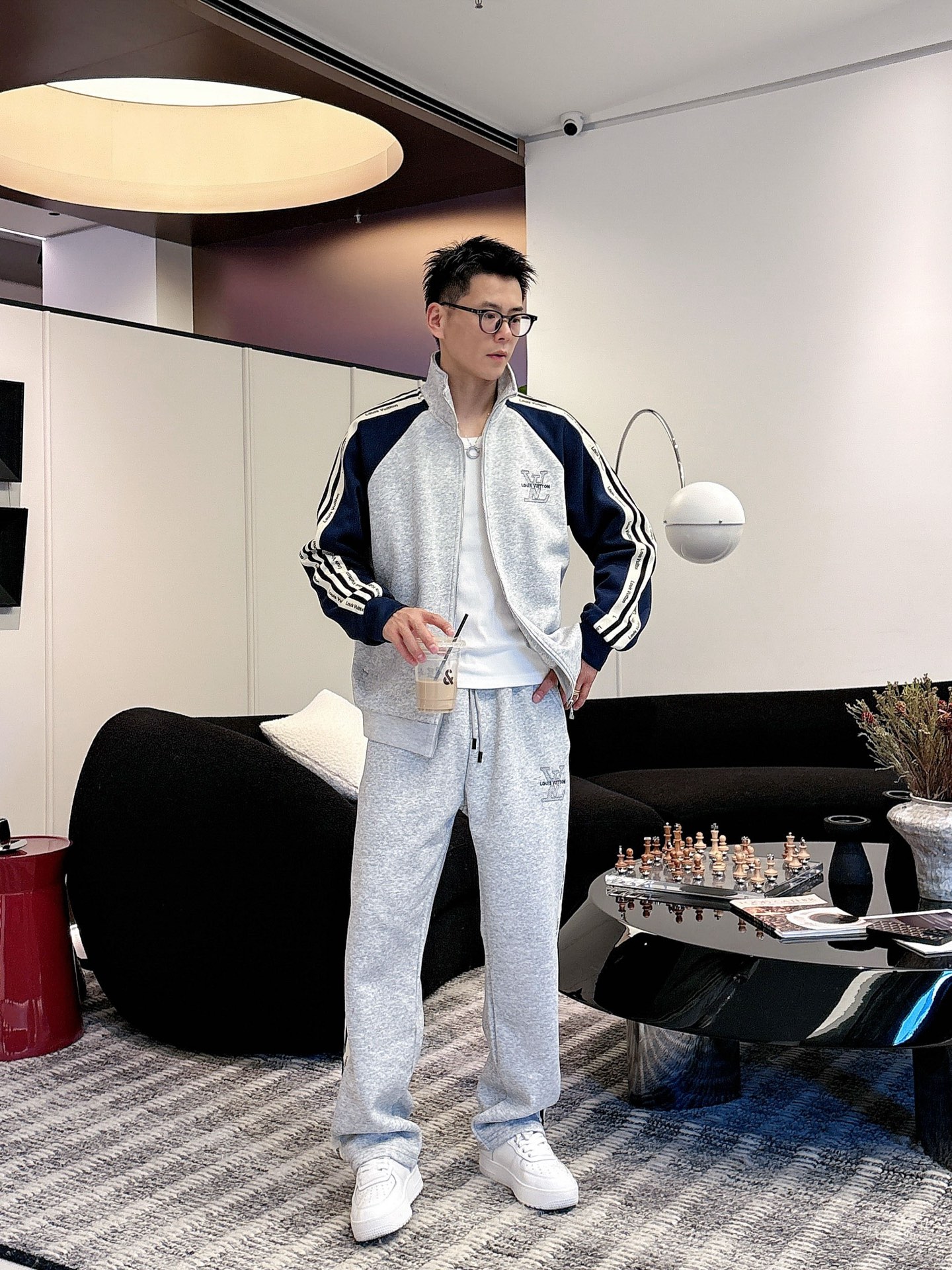 NO:531414,LV Louis Vuitton* Set style Top splicing suit webbing jacquard zipper casual pants, logo embroidered classic black and white webbing fusion versatile counter style set, custom fabric top-quality precision made fusion auxiliary materials, classic 3-standard jacket, trendy men's fashion, both comfortable and unparalleled existence, code number M-3XL,,louis vuitton,louis vuitton,jackets & coats,alexander wang19860909LV 路易威登* 套装版型 顶级拼接套装织带提花拉链款休闲裤,logo绣花经典黑白织带融合百搭专柜款套装,定制面料顶级精工制做融合辅料打造,经典3标齐全外套,潮男时尚,无论是上身舒适度还是都是无可比拟的存在 码数M-3XL,,louis vuitton,louis vuitton,jackets & coats,alexander wang,Men's clothing