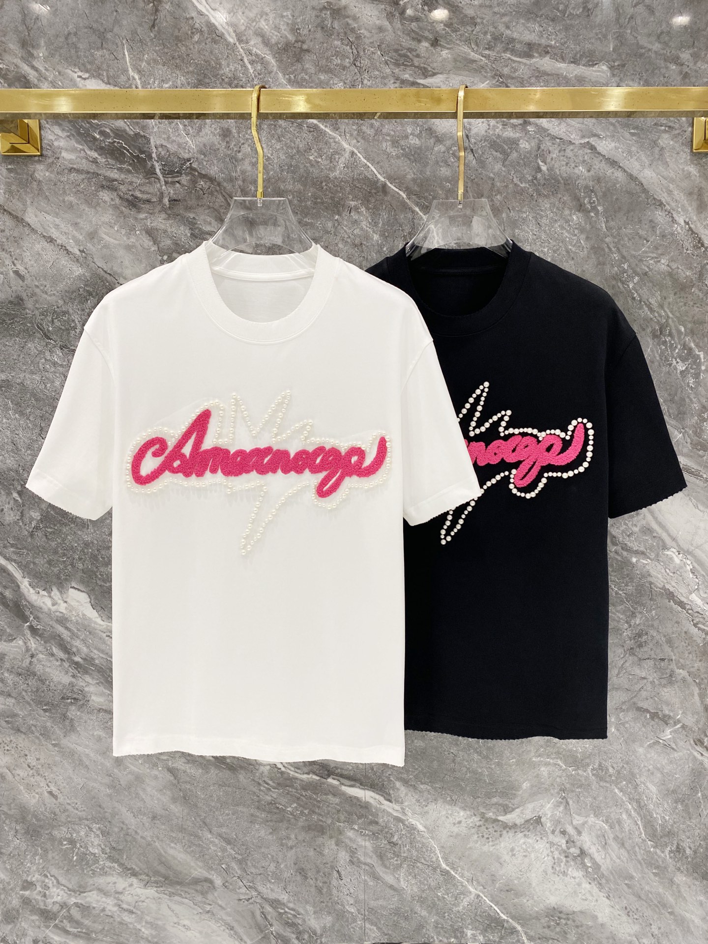 NO:691782,Lightning 25SS latest top-notch double-needle sewing neckline, embroidered beading three-dimensional large logo pattern brand elements iconic letter embroidery craft short-sleeved T-shirt, four sides frayed and ripped process, highlighting the brand charm. The fabric is made of 330G high-end imported pure cotton double yarn, custom-made 1:1 three-dimensional embroidery beading, washed and frayed throughout the garment, color black-white [same style for men and women] size M  -XXXL[loose fit],,T-shirt,tees,t-shirt,19860909闪电 25SS最新顶级双针车线领口,刺绣钉珠立体大Logo图案品牌元素标志性字母刺绣工艺短袖T恤,四边磨破挑破工艺,彰显品牌魅力. 面料采用330G 高端进口纯棉双纱 工艺定制1:1立体刺绣钉珠 洗水整衣洗水磨破工艺 颜色黑-白 [男女同款] 尺码M －XXXL[宽松版型],,T-shirt,tees，t-shirt,,Men's clothing