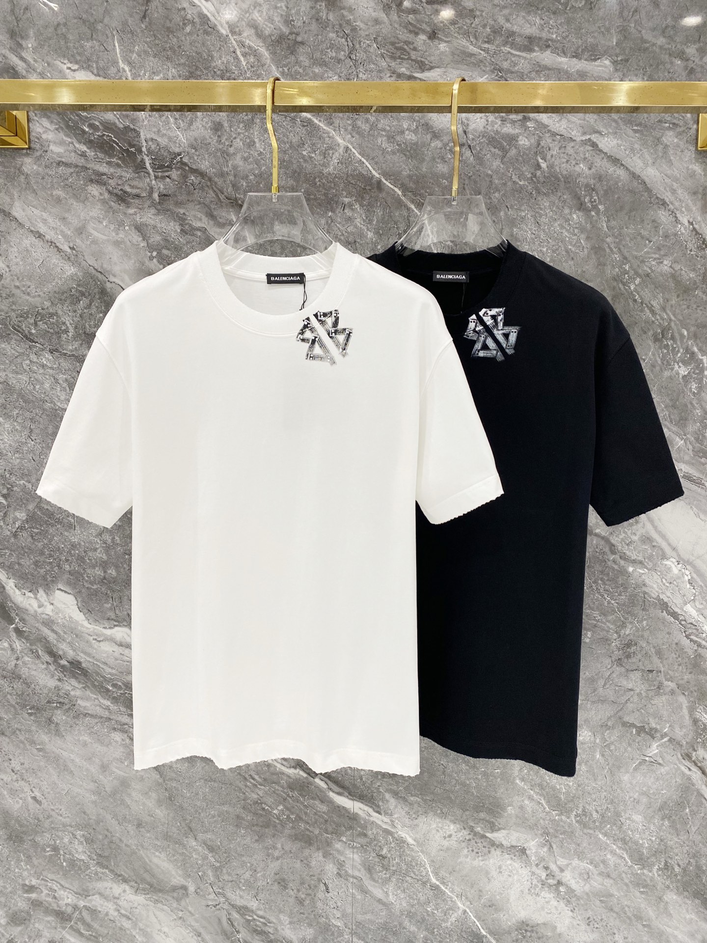 NO:691783,Balenciaga 25SS latest top-notch double-needle sewing neckline, hand-painted large logo pattern, brand elements, iconic letters, hand-painted short-sleeved T-shirt, frayed and ripped on four sides, highlighting the brand's charm. The fabric is made of 330G high-end imported pure cotton double yarn, custom-made 1:1 hand-painted pattern, washed and frayed, color black-white [same style for men and women], size M  -XXXL[loose fit],,balenciaga,T-shirt,tees,t-shirt,19860909巴黎世家 25SS最新顶级双针车线领口,手绘画图大Logo图案品牌元素标志性字母手绘工艺短袖T恤,四边磨破挑破工艺,彰显品牌魅力. 面料采用330G 高端进口纯棉双纱 工艺定制1:1手绘画图 洗水整衣洗水磨破工艺 颜色黑-白 [男女同款] 尺码M －XXXL[宽松版型],,balenciaga,T-shirt,tees，t-shirt,,Men's clothing