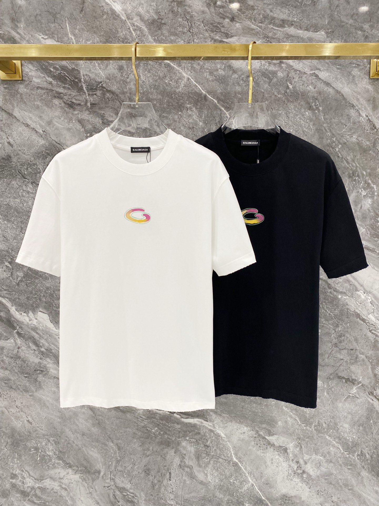 NO:691801,Balenciaga 25SS latest top-notch double-needle sewing neckline, hand-painted large logo pattern, brand elements, iconic letters, hand-painted short-sleeved T-shirt, frayed and ripped on four sides, highlighting the brand's charm. The fabric is made of 330G high-end imported pure cotton double yarn, custom-made 1:1 hand-painted pattern, washed and frayed, color black-white [same style for men and women], size M  -XXXL[loose fit],,balenciaga,T-shirt,tees,t-shirt,19860909巴黎世家 25SS最新顶级双针车线领口,手绘画图大Logo图案品牌元素标志性字母手绘工艺短袖T恤,四边磨破挑破工艺,彰显品牌魅力. 面料采用330G 高端进口纯棉双纱 工艺定制1:1手绘画图 洗水整衣洗水磨破工艺 颜色黑-白 [男女同款] 尺码M －XXXL[宽松版型],,balenciaga,T-shirt,tees，t-shirt,,Men's clothing