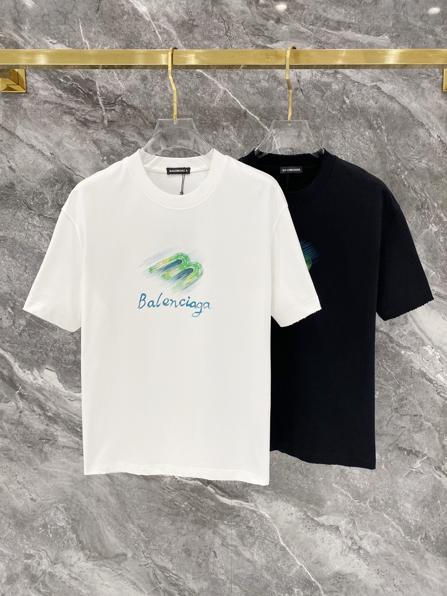 NO:691780,Balenciaga 25SS latest top-notch double-needle sewing neckline, hand-painted large logo pattern, brand elements, iconic letters, hand-painted short-sleeved T-shirt, frayed and ripped on four sides, highlighting the brand's charm. The fabric is made of 330G high-end imported pure cotton double yarn, custom-made 1:1 hand-painted pattern, washed and frayed, color black-white [same style for men and women], size M  -XXXL[loose fit],,balenciaga,T-shirt,tees,t-shirt,19860909巴黎世家 25SS最新顶级双针车线领口,手绘画图大Logo图案品牌元素标志性字母手绘工艺短袖T恤,四边磨破挑破工艺,彰显品牌魅力. 面料采用330G 高端进口纯棉双纱 工艺定制1:1手绘画图 洗水整衣洗水磨破工艺 颜色黑-白 [男女同款] 尺码M －XXXL[宽松版型],,balenciaga,T-shirt,tees，t-shirt,,Men's clothing