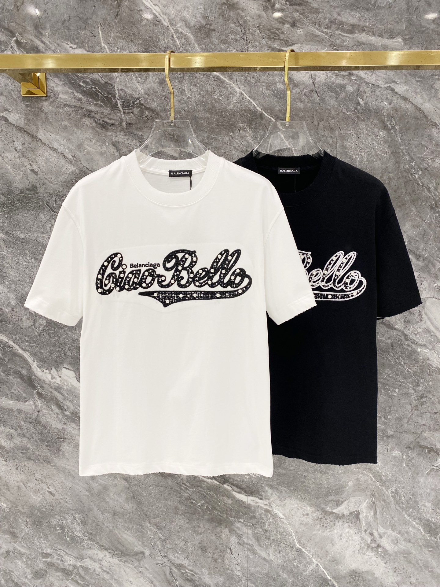 NO:691789,Balenciaga 25SS latest top-notch double-needle sewing neckline, embroidered beading, large logo pattern, brand elements, iconic letters, hand-painted short-sleeved T-shirt, frayed and ripped on all four sides, highlighting the brand's charm. The fabric is made of 330G high-end imported pure cotton double yarn, custom-made 1:1 embroidered beading, washed and frayed throughout the garment, color black-white [same style for men and women], size M  -XXXL[loose fit],,balenciaga,T-shirt,tees,t-shirt,19860909巴黎世家 25SS最新顶级双针车线领口,刺绣钉珠大Logo图案品牌元素标志性字母手绘工艺短袖T恤,四边磨破挑破工艺,彰显品牌魅力. 面料采用330G 高端进口纯棉双纱 工艺定制1:1刺绣钉珠 洗水整衣洗水磨破工艺 颜色黑-白 [男女同款] 尺码M －XXXL[宽松版型],,balenciaga,T-shirt,tees，t-shirt,,Men's clothing