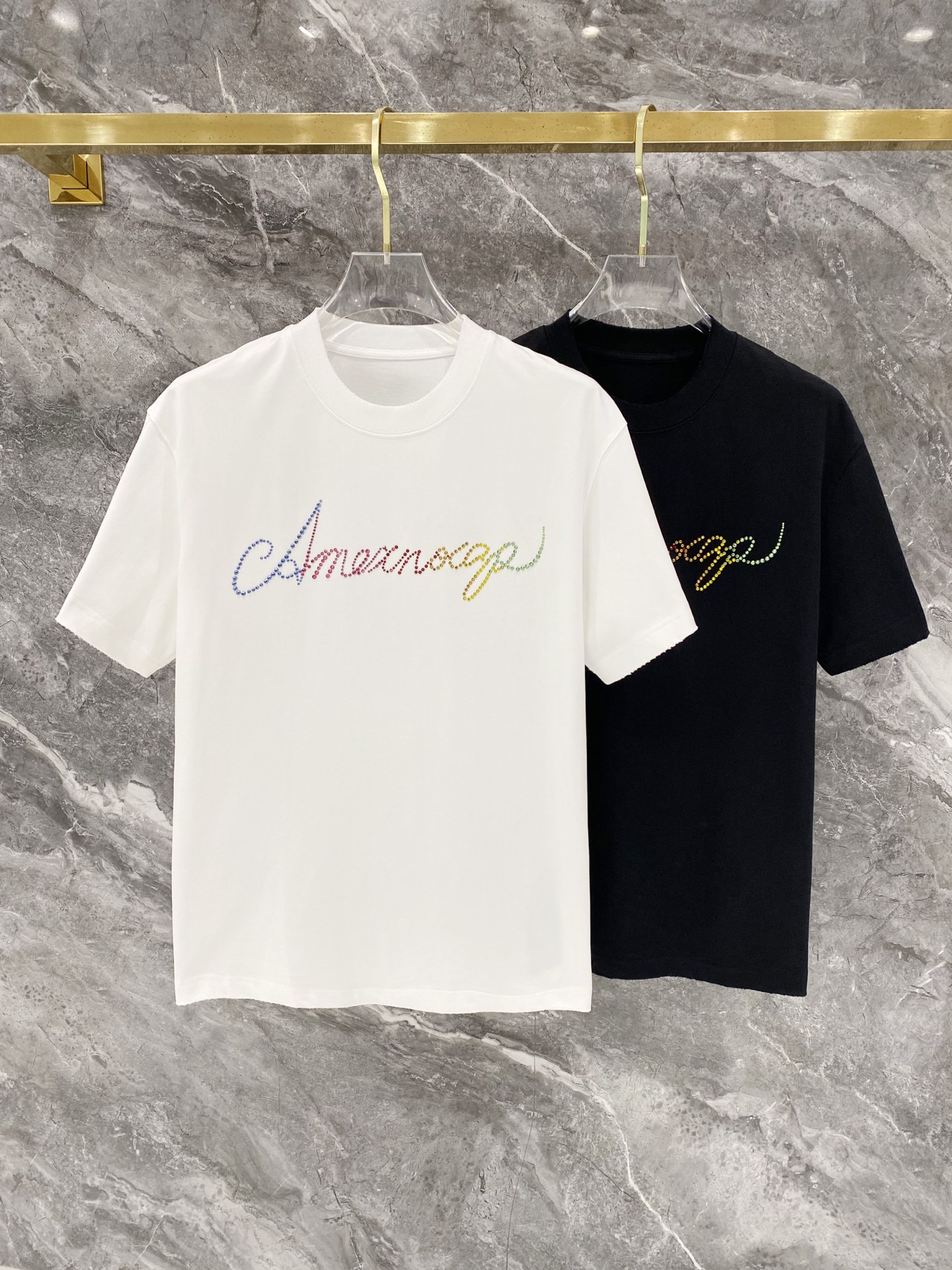 NO:691799,Lightning 25SS latest top-notch double-needle sewing neckline, hot-drilled large logo pattern, brand elements, iconic letters, hand-painted short-sleeved T-shirt, frayed and ripped on all four sides, highlighting the brand charm. The fabric is made of 330G high-end imported pure cotton double yarn, custom-made 1:1 hot-drilled, washed and frayed throughout the garment, color black-white [same style for men and women], size M - XXXL [loose fit],, T-shirt, tees, t-shirt,19860909闪电 25SS最新顶级双针车线领口,烫钻大Logo图案品牌元素标志性字母手绘工艺短袖T恤,四边磨破挑破工艺,彰显品牌魅力. 面料采用330G 高端进口纯棉双纱 工艺定制1:1烫钻 洗水整衣洗水磨破工艺 颜色黑-白 [男女同款] 尺码M －XXXL[宽松版型],,T-shirt,tees，t-shirt,,Men's clothing