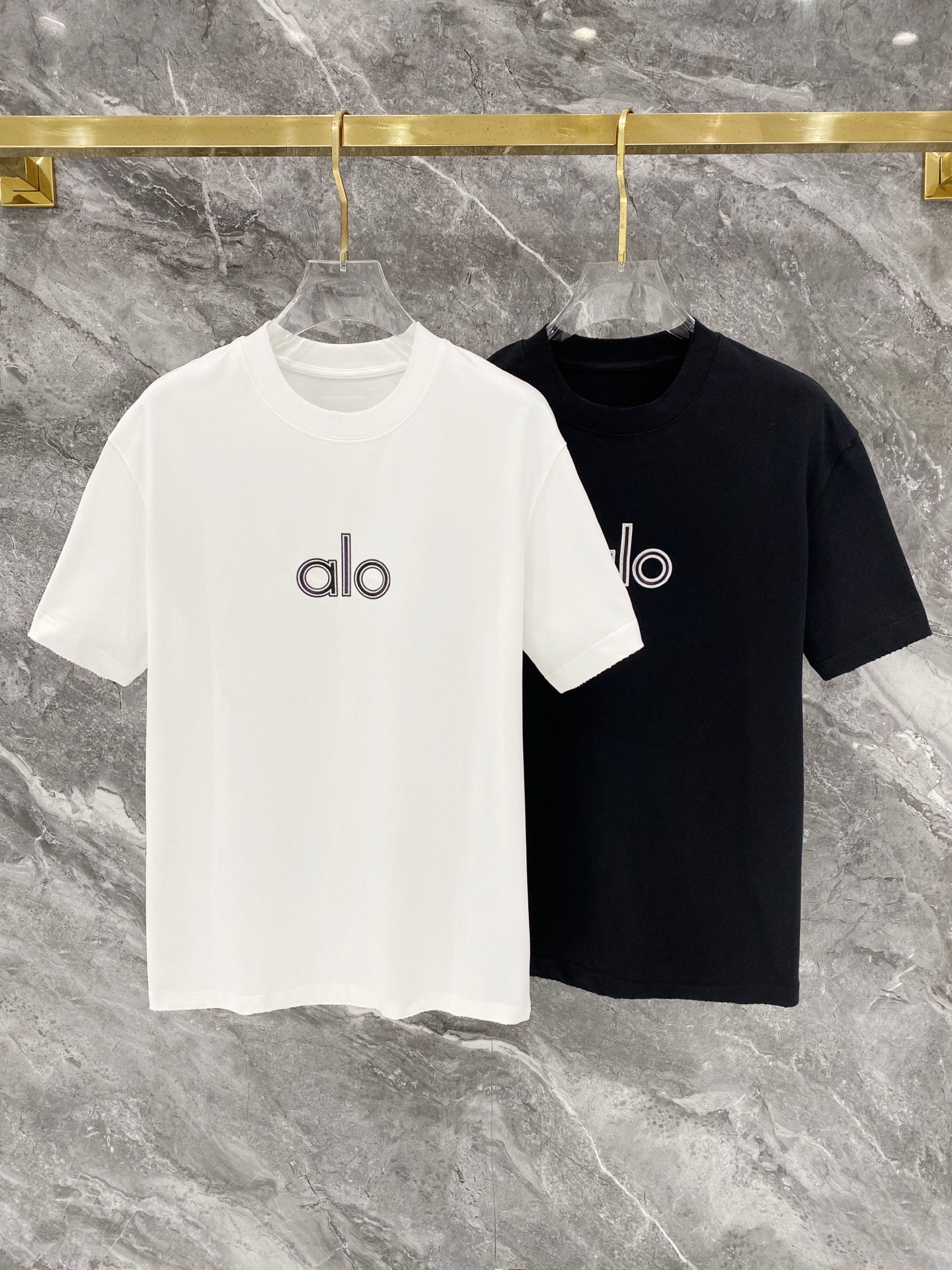 NO:691804,alo 25SS latest top-notch double-needle stitching neckline, customized 3D pressed pattern, large logo pattern, brand elements, iconic letters, hand-painted craft short-sleeved T-shirt, four sides frayed and ripped, highlighting the brand charm. The fabric is made of 330G high-end imported pure cotton double yarn, custom made 1:1 custom 3D pressed pattern, washed and frayed, color black-white [same style for men and women], size M  -XXXL[loose fit],,T-shirt,tees,t-shirt,19860909alo 25SS最新顶级双针车线领口,定制3D压图案大Logo图案品牌元素标志性字母手绘工艺短袖T恤,四边磨破挑破工艺,彰显品牌魅力. 面料采用330G 高端进口纯棉双纱 工艺定制1:1定制3D压图案 洗水整衣洗水磨破工艺 颜色黑-白 [男女同款] 尺码M －XXXL[宽松版型],,T-shirt,tees，t-shirt,,Men's clothing